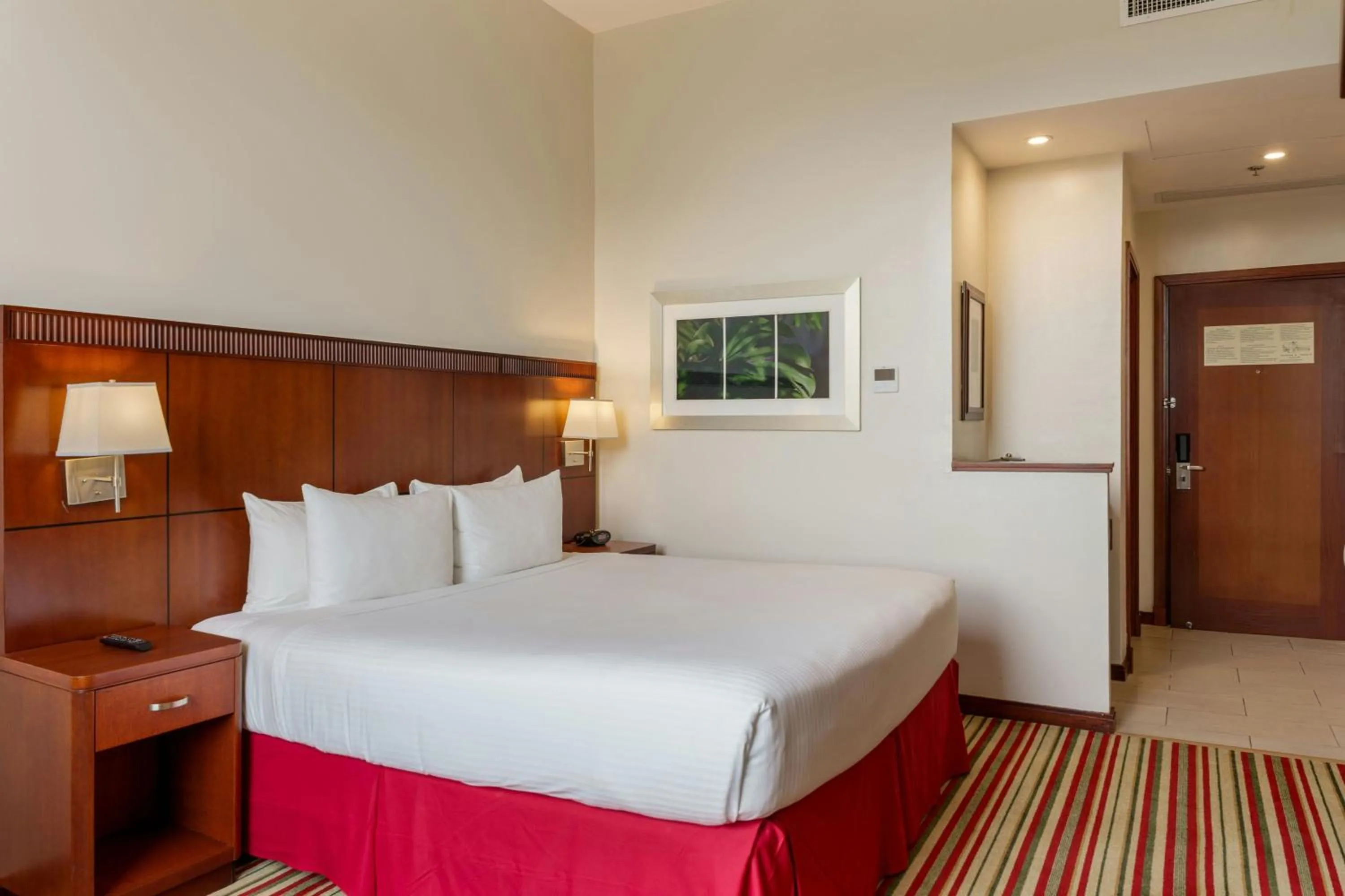 Photo of the whole room, Bed in Courtyard by Marriott Panama Multiplaza Mall