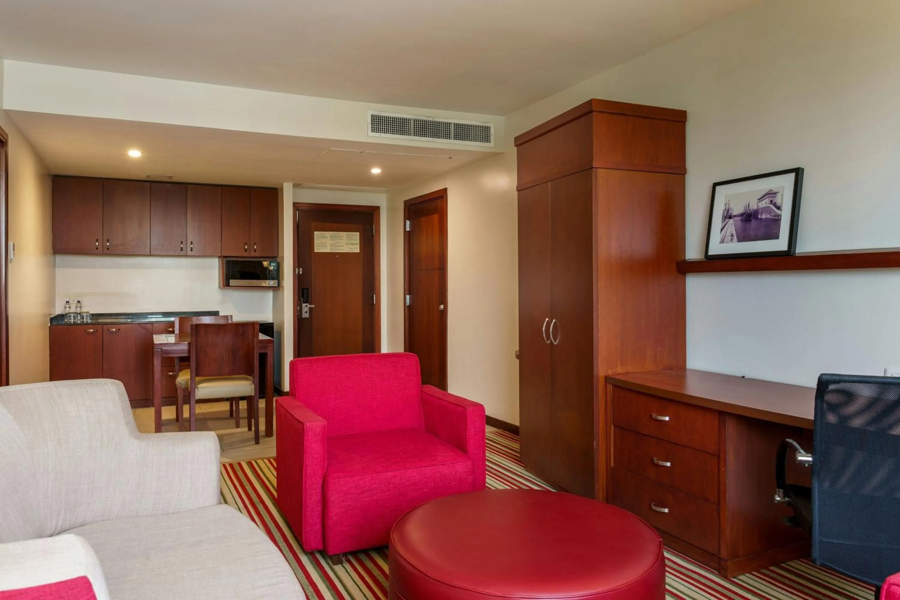 Photo of the whole room in Courtyard by Marriott Panama Multiplaza Mall