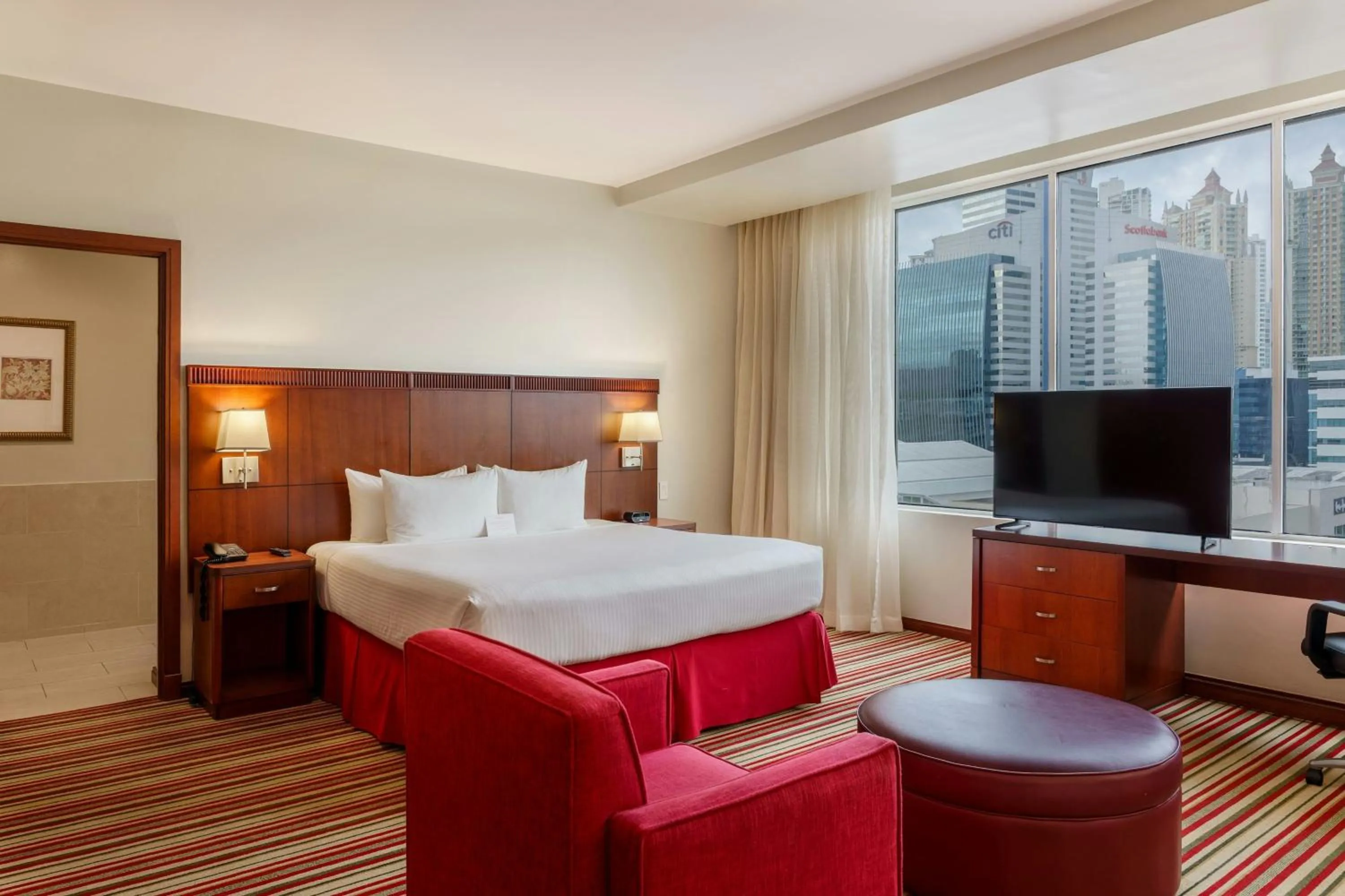 Photo of the whole room, Bed in Courtyard by Marriott Panama Multiplaza Mall