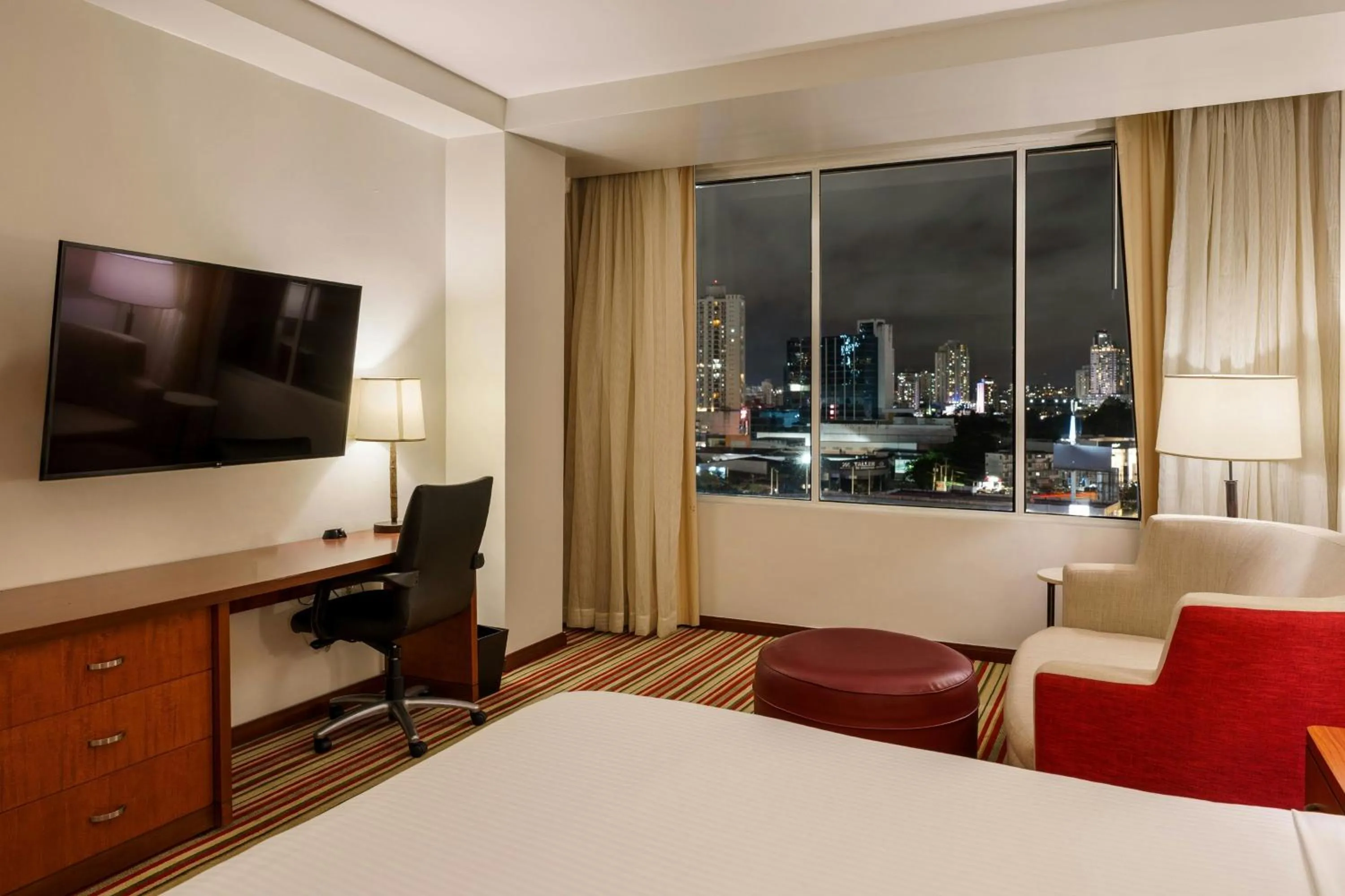 Photo of the whole room, Bed in Courtyard by Marriott Panama Multiplaza Mall