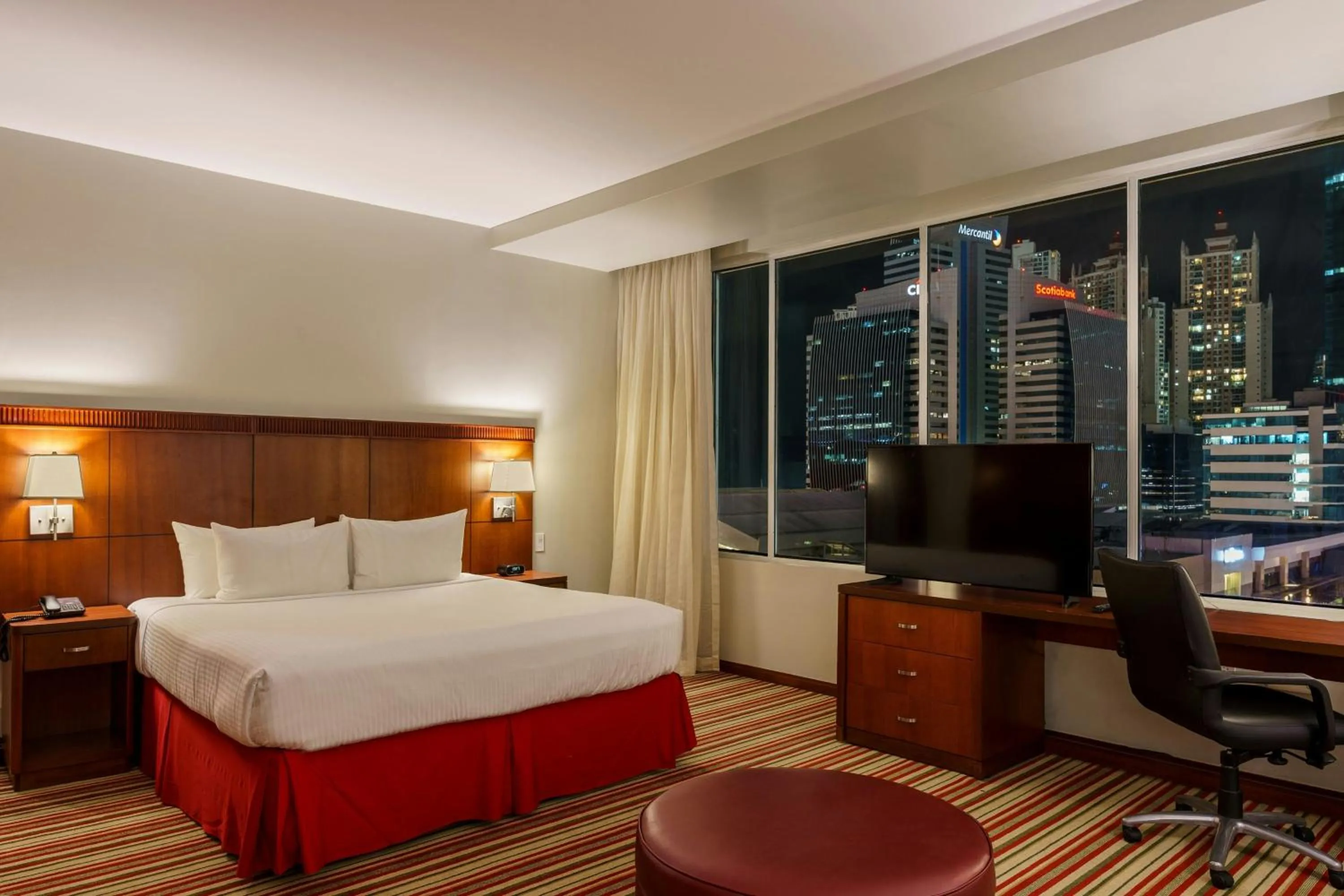 Photo of the whole room, Bed in Courtyard by Marriott Panama Multiplaza Mall