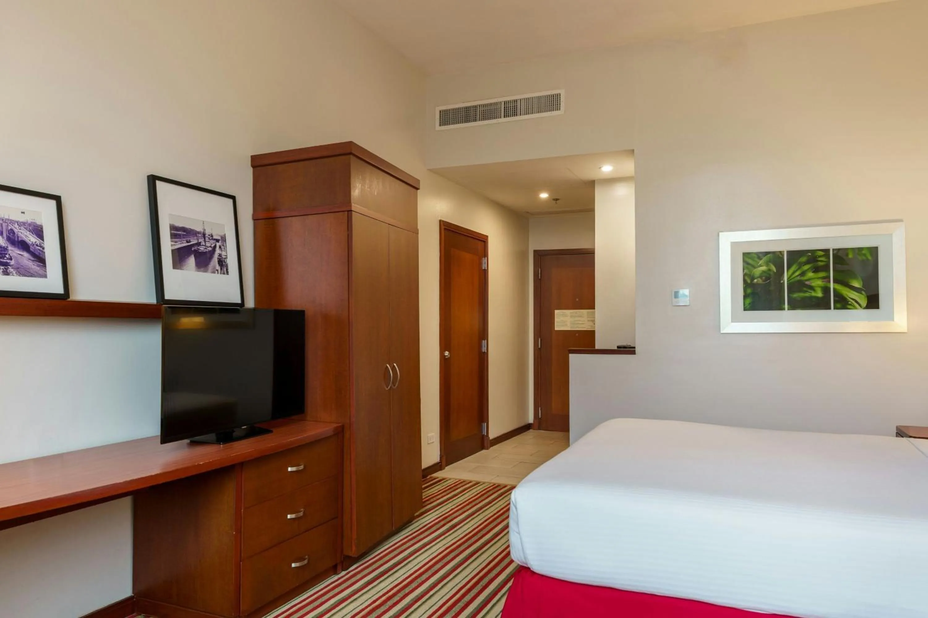 Photo of the whole room, Bed in Courtyard by Marriott Panama Multiplaza Mall
