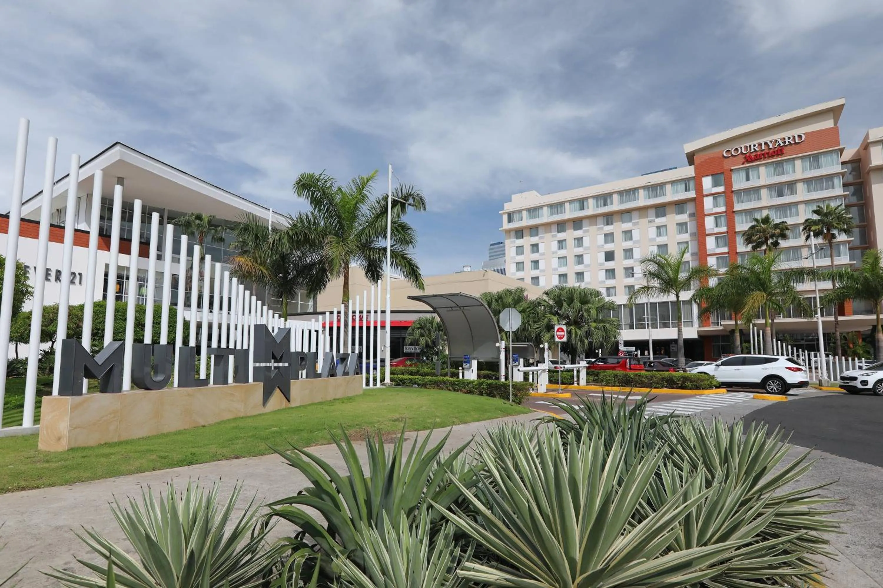 Property building in Courtyard by Marriott Panama Multiplaza Mall