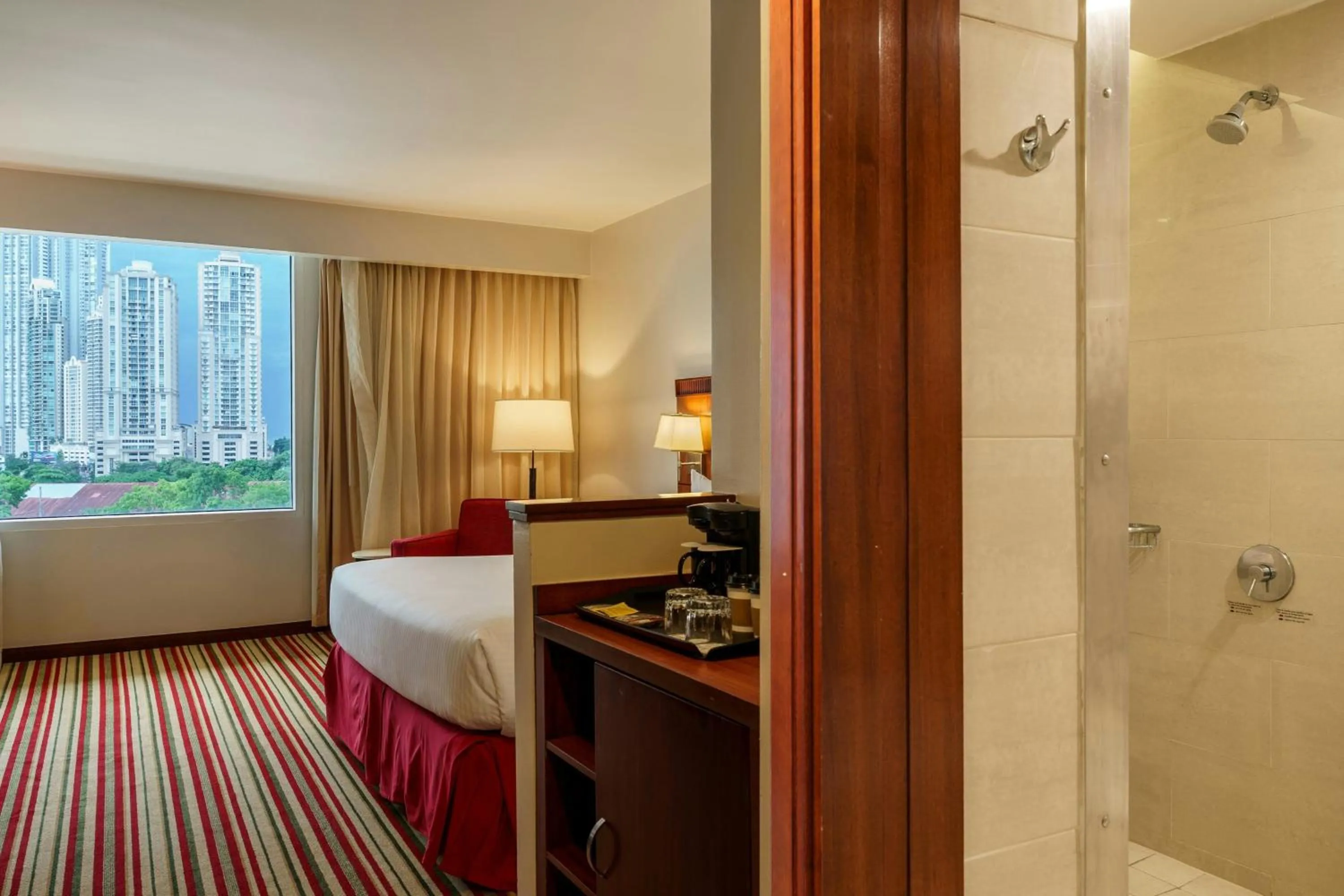 Photo of the whole room, Bed in Courtyard by Marriott Panama Multiplaza Mall