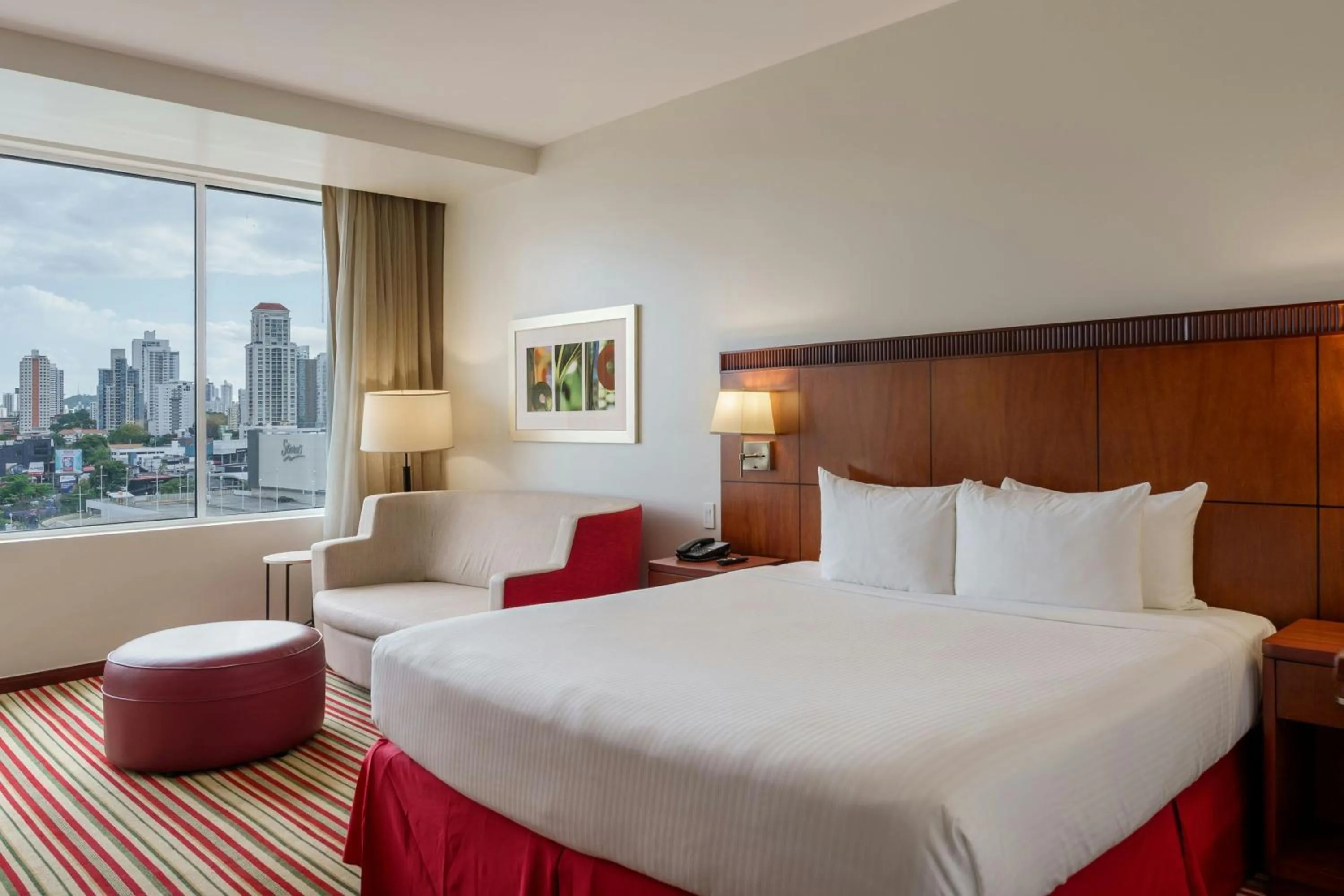 Photo of the whole room, Bed in Courtyard by Marriott Panama Multiplaza Mall