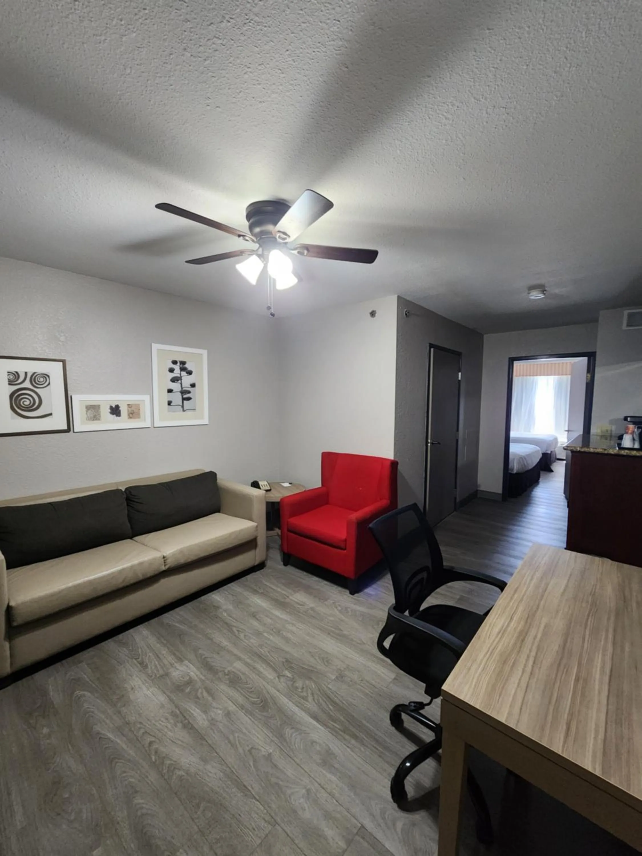 Living room in Country Inn & Suites by Radisson, Topeka West, KS