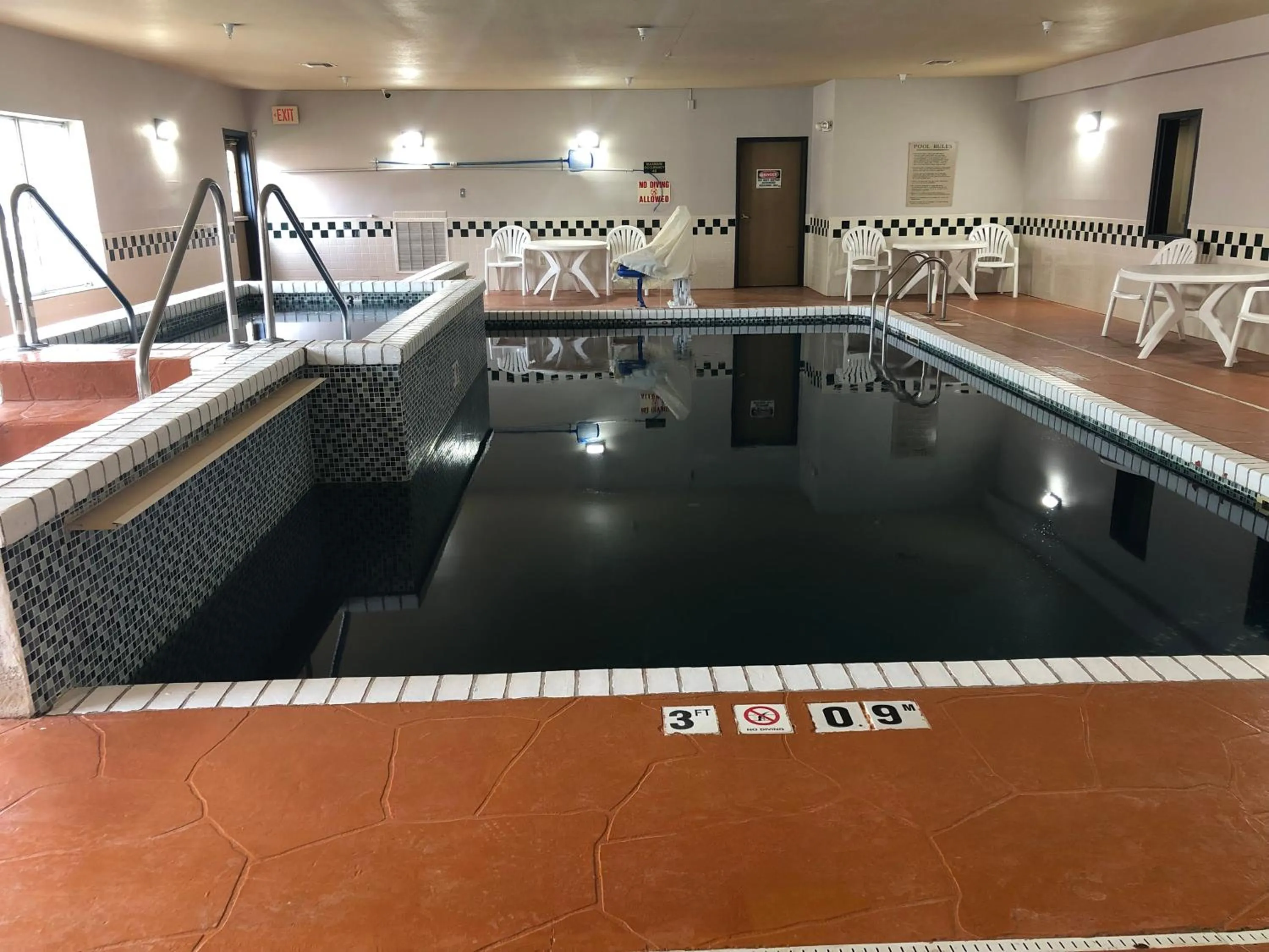 Swimming pool in Country Inn & Suites by Radisson, Topeka West, KS