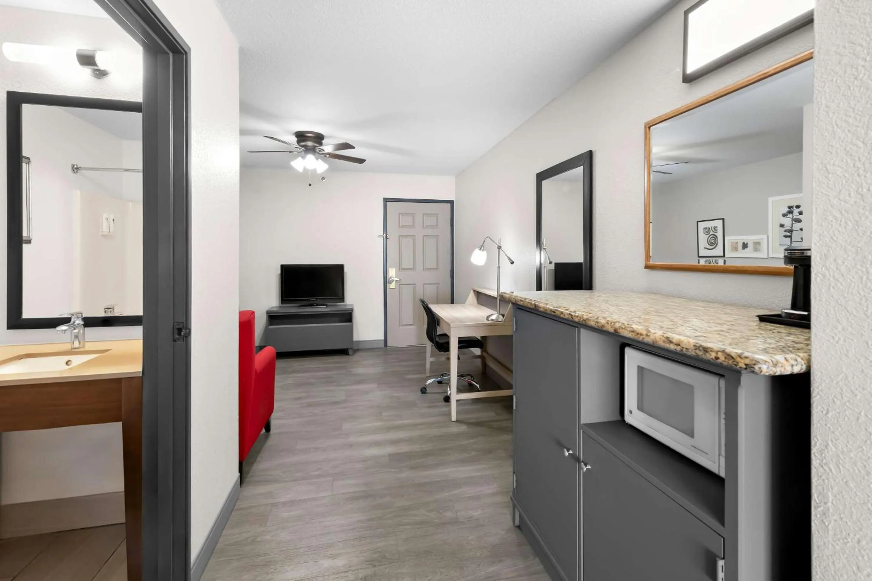 Bedroom in Country Inn & Suites by Radisson, Topeka West, KS