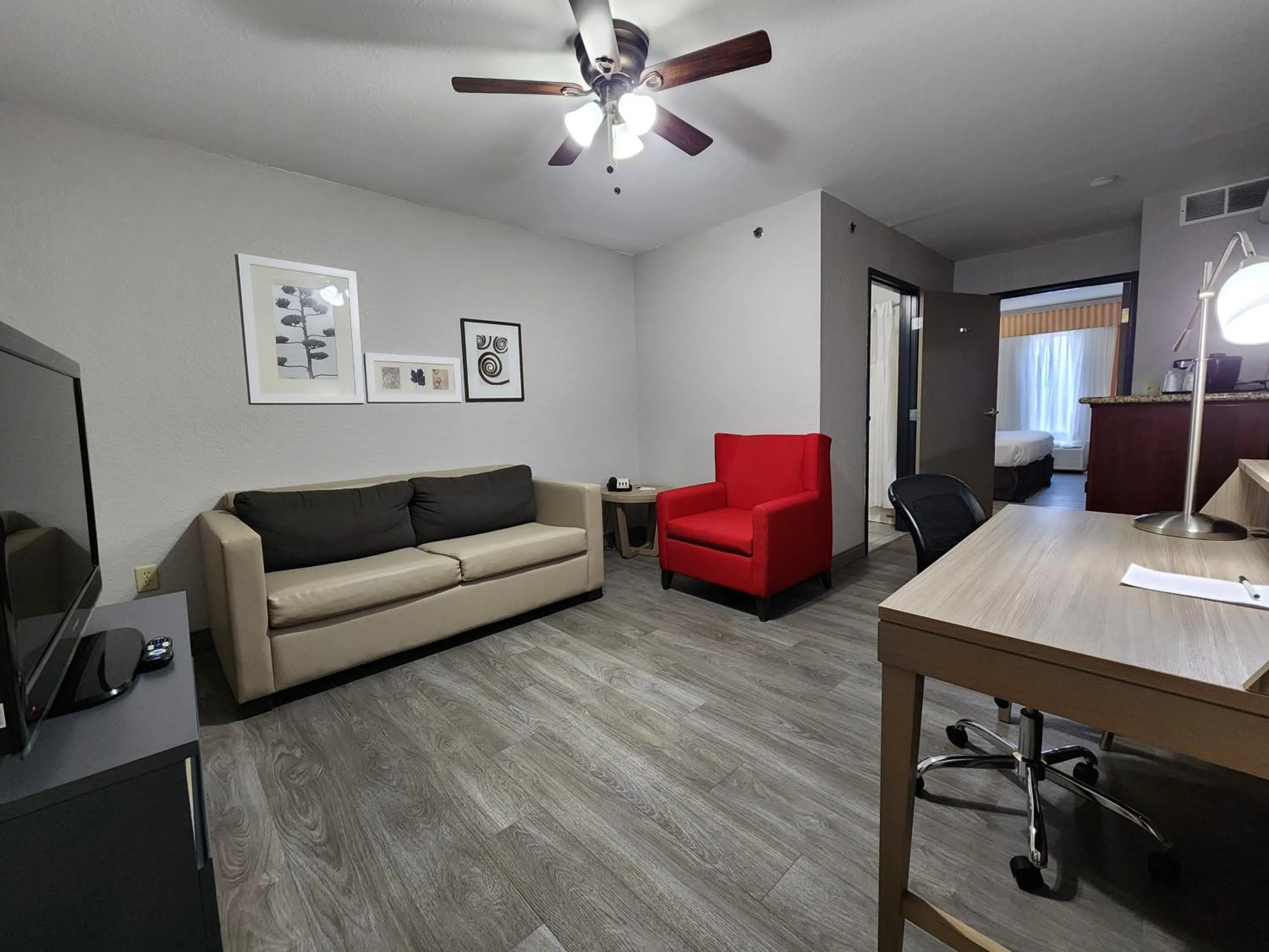 Seating area in Country Inn & Suites by Radisson, Topeka West, KS