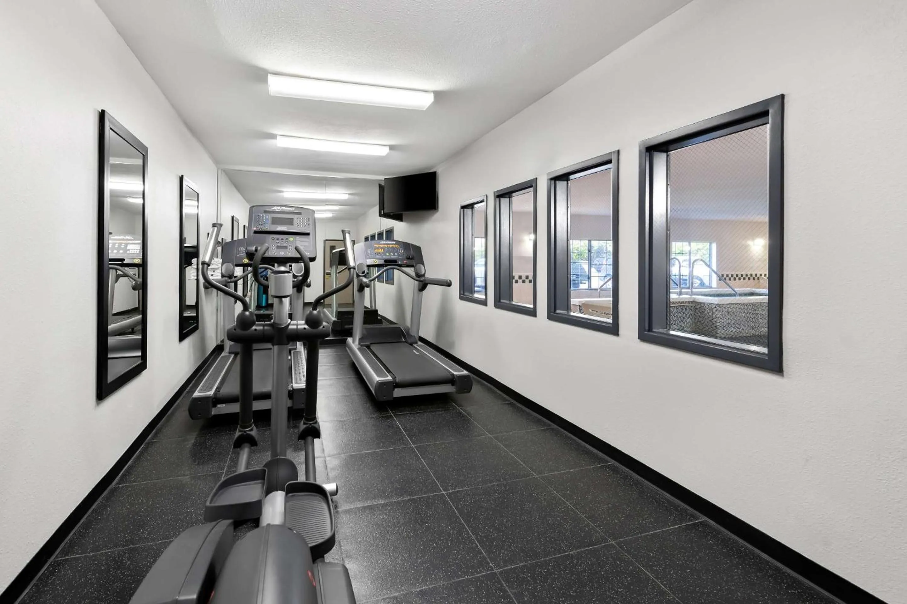 Fitness centre/facilities in Country Inn & Suites by Radisson, Topeka West, KS