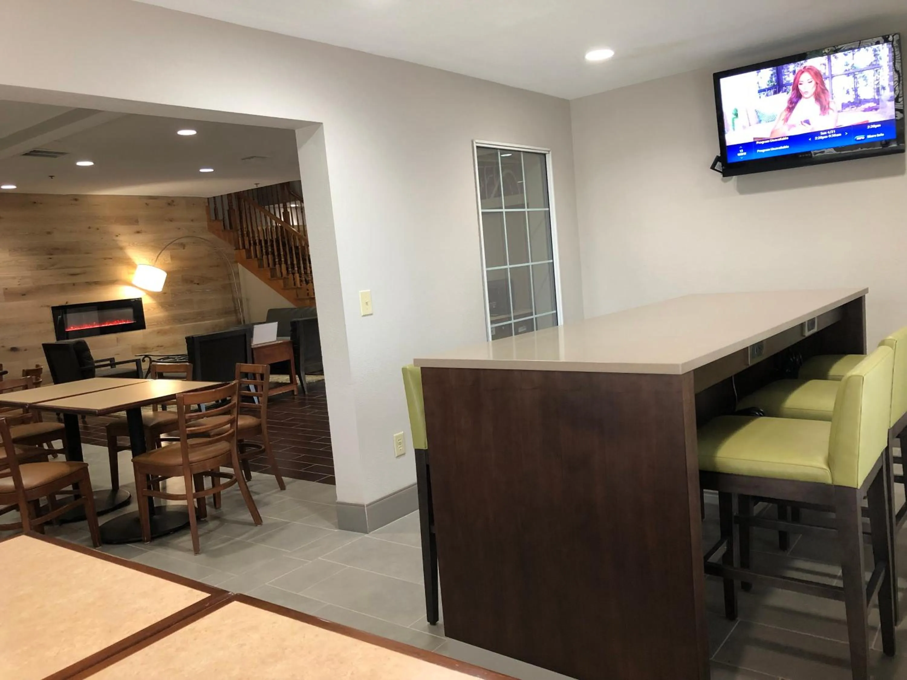 Communal lounge/ TV room in Country Inn & Suites by Radisson, Topeka West, KS