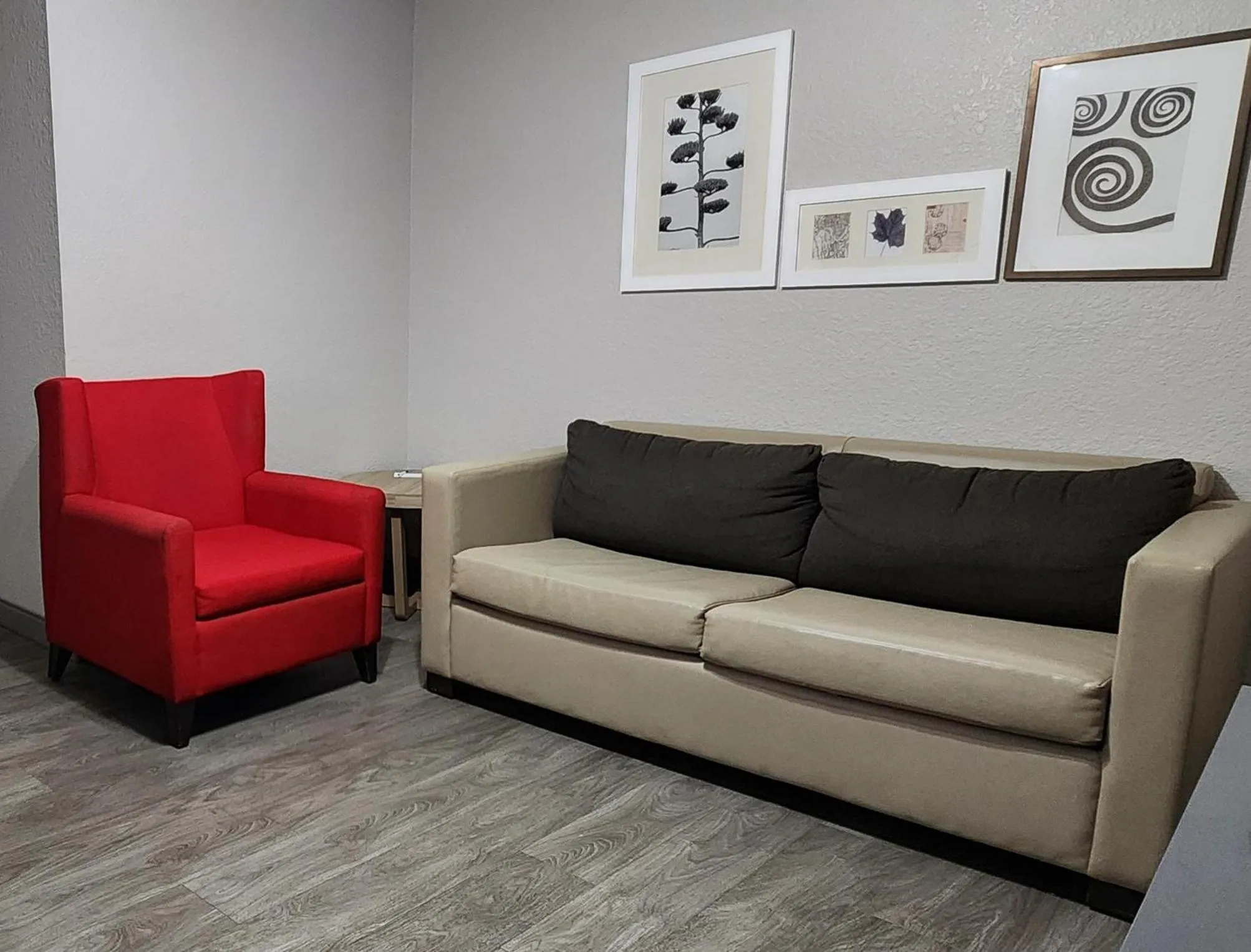 Seating area in Country Inn & Suites by Radisson, Topeka West, KS