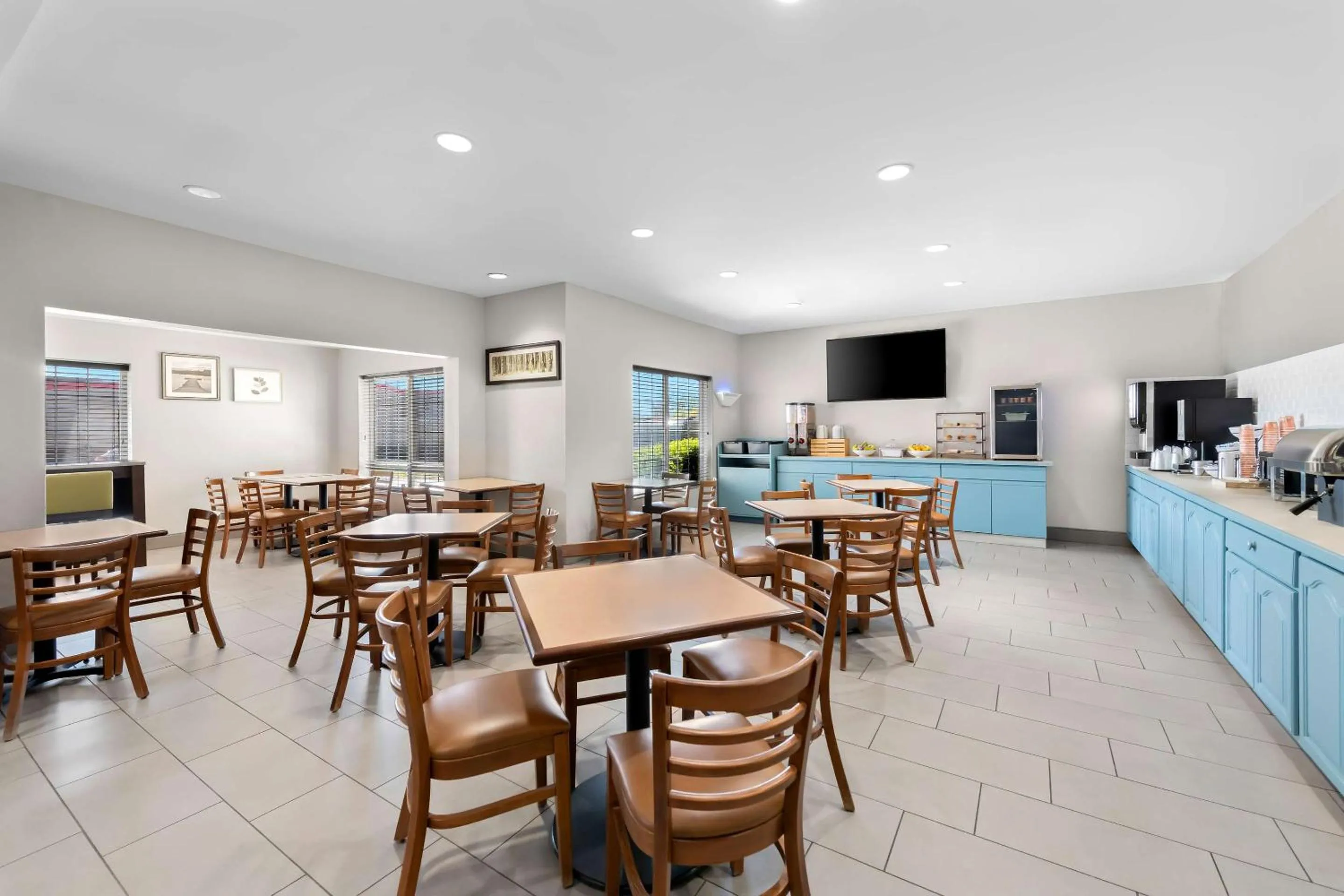 Breakfast in Country Inn & Suites by Radisson, Topeka West, KS