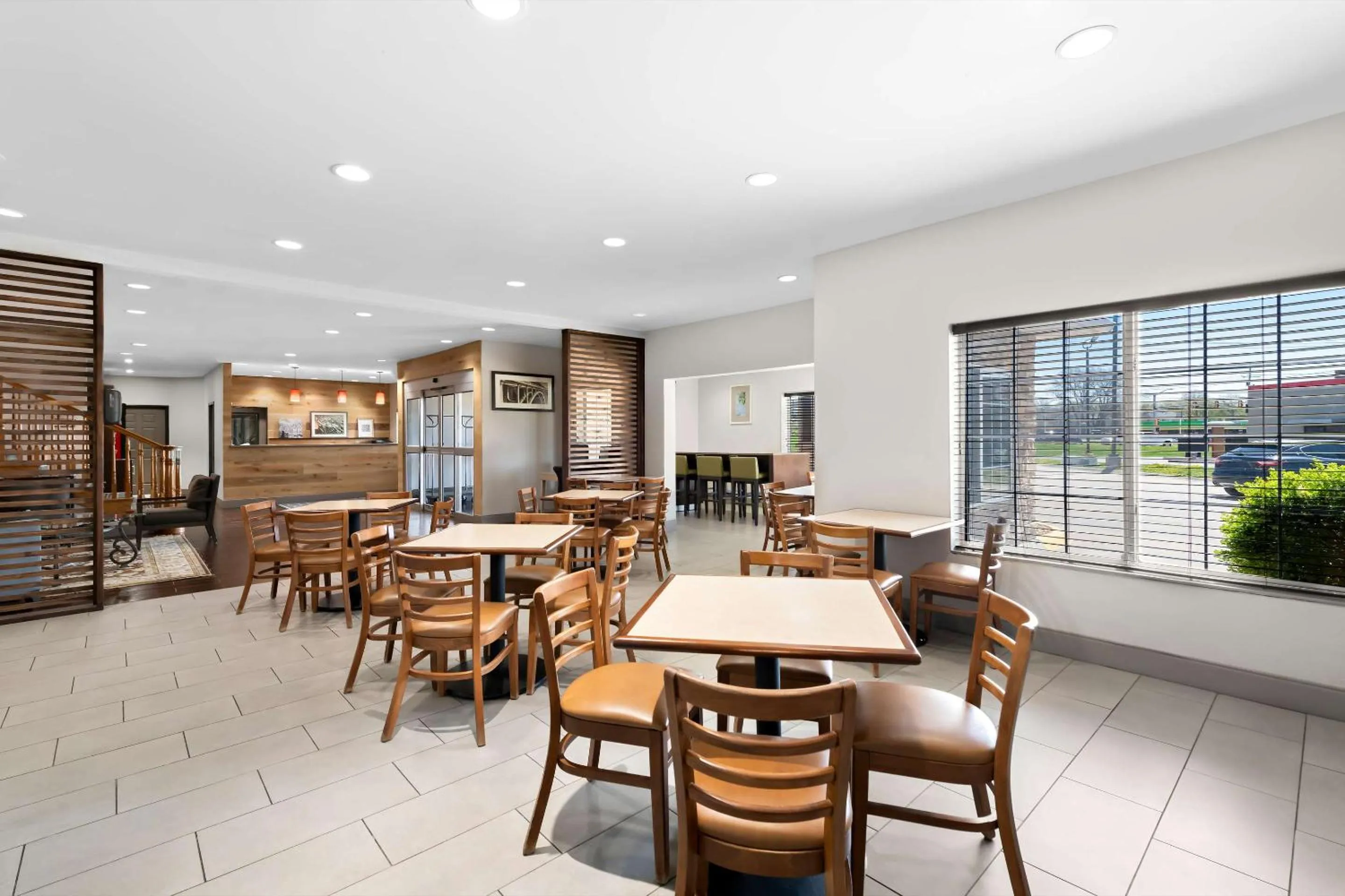 Breakfast in Country Inn & Suites by Radisson, Topeka West, KS