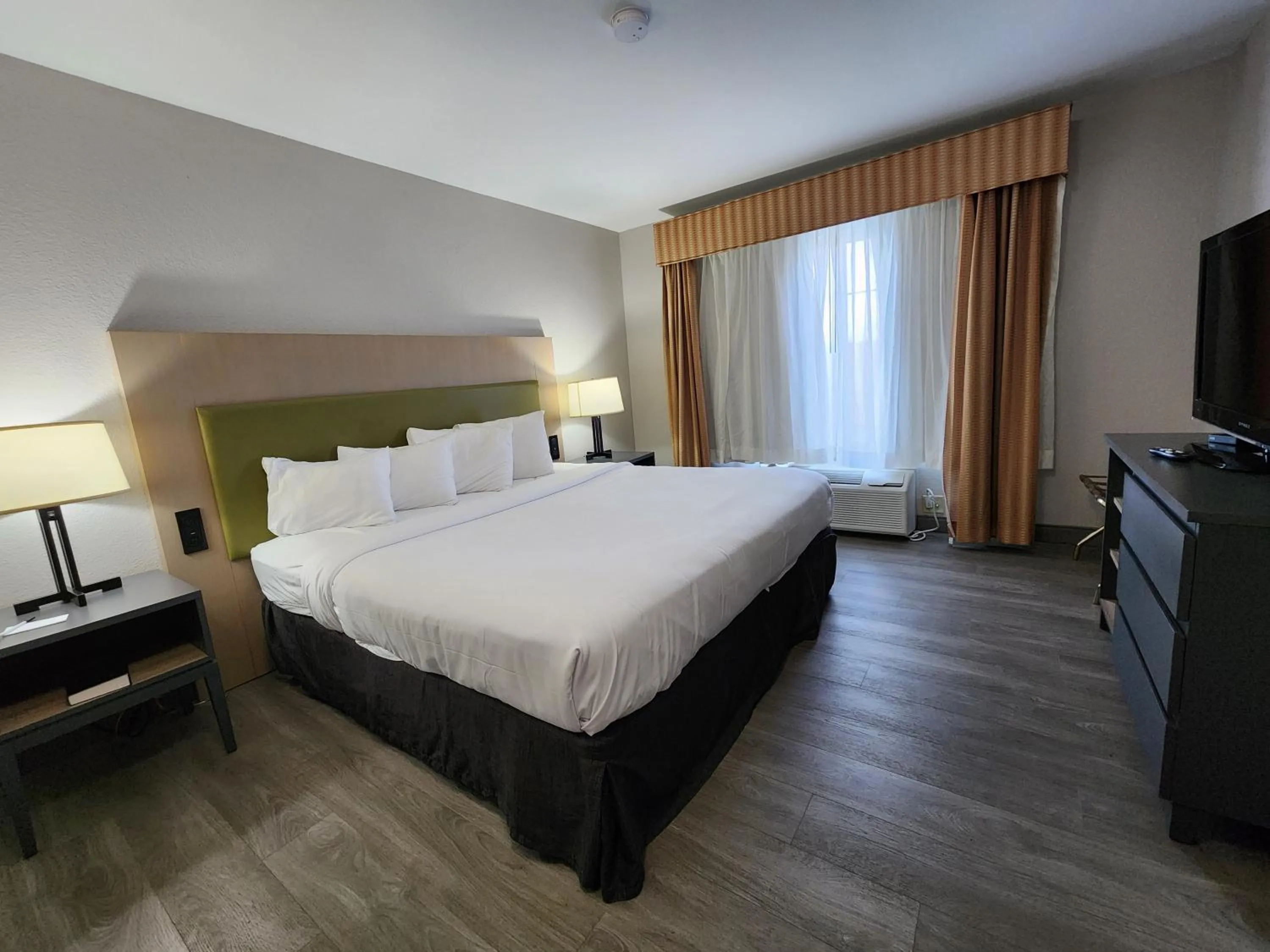 Bedroom, Bed in Country Inn & Suites by Radisson, Topeka West, KS