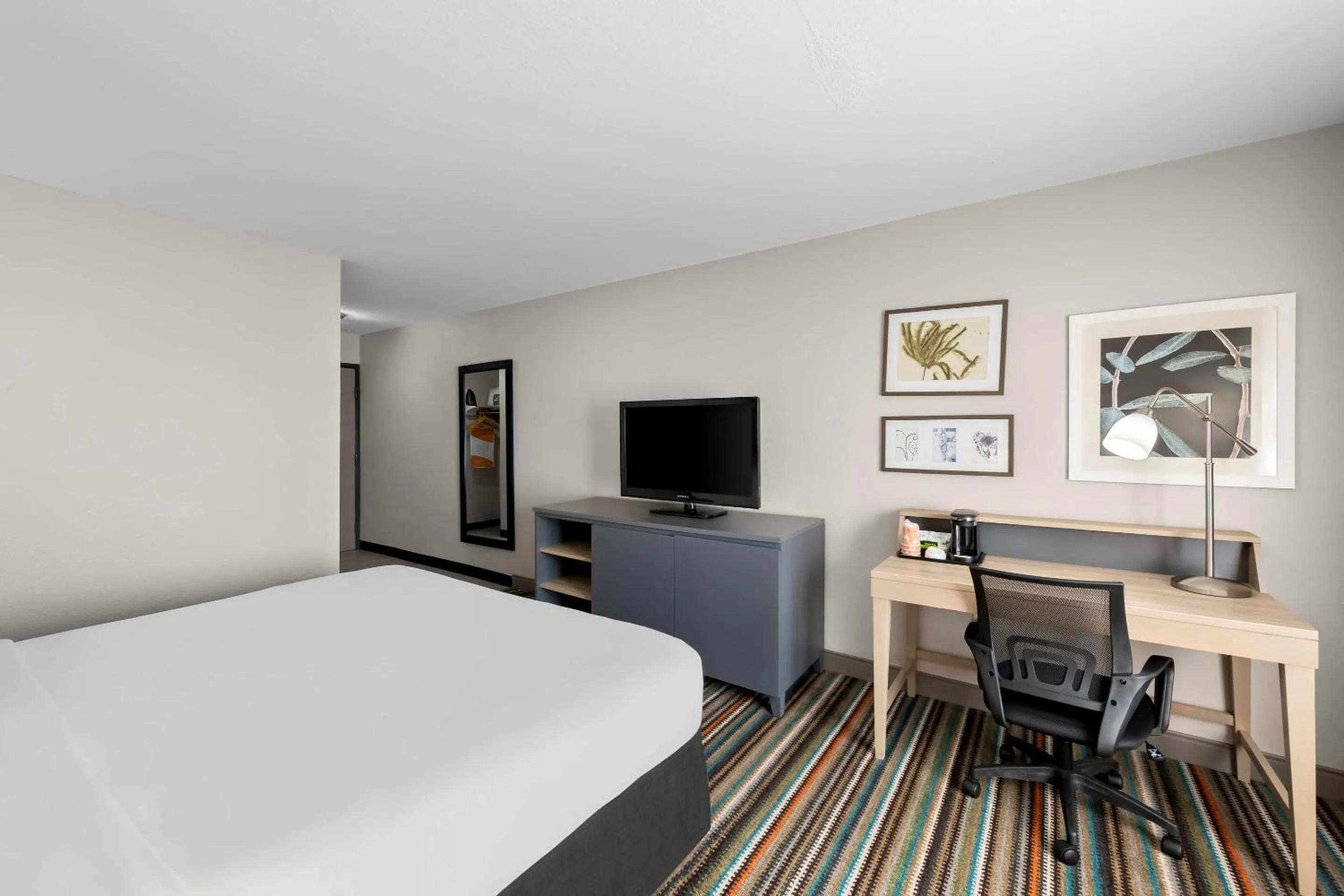 Bedroom, Bed in Country Inn & Suites by Radisson, Topeka West, KS