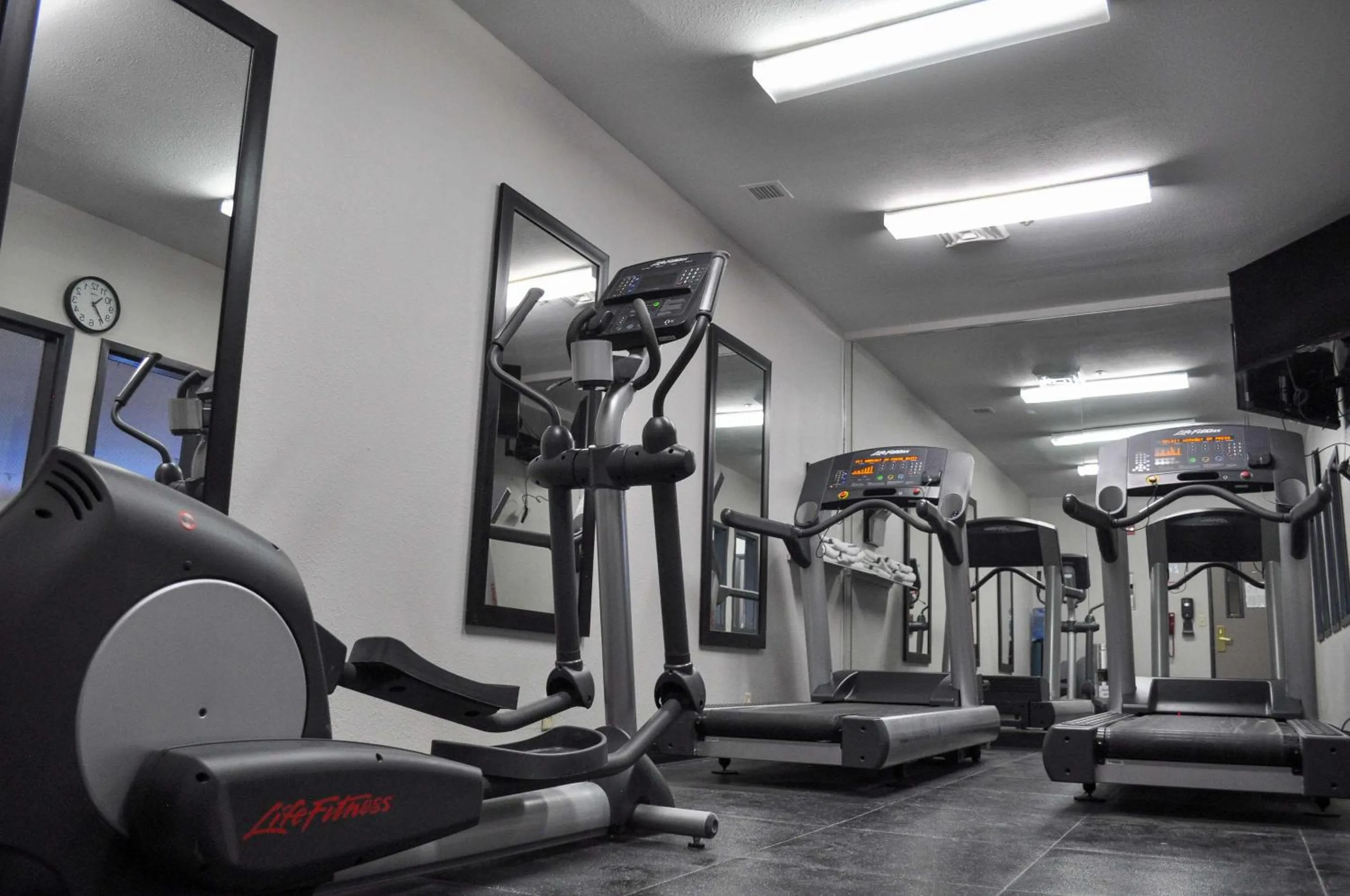 Fitness centre/facilities in Country Inn & Suites by Radisson, Topeka West, KS