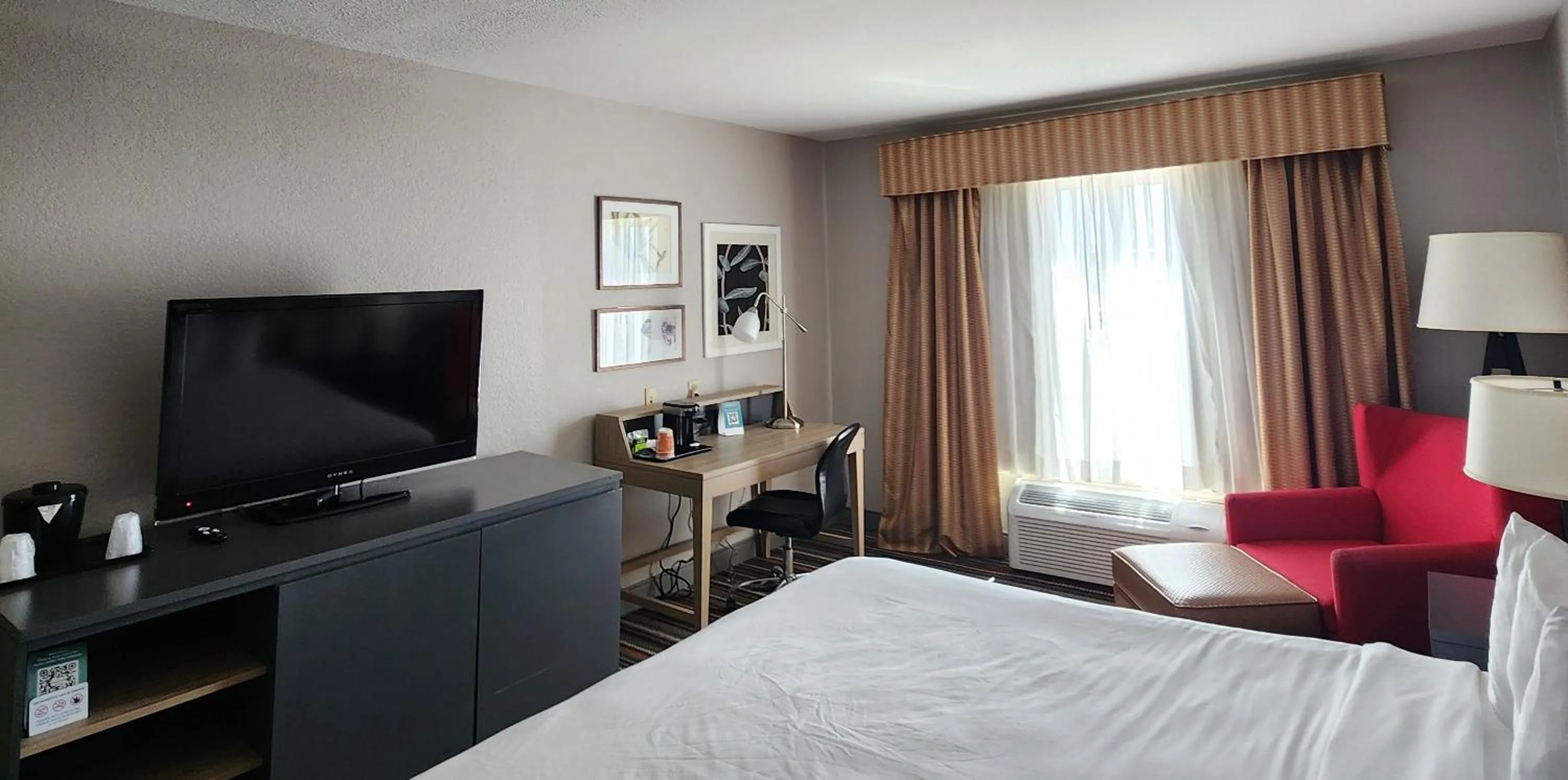 Bedroom, Bed in Country Inn & Suites by Radisson, Topeka West, KS