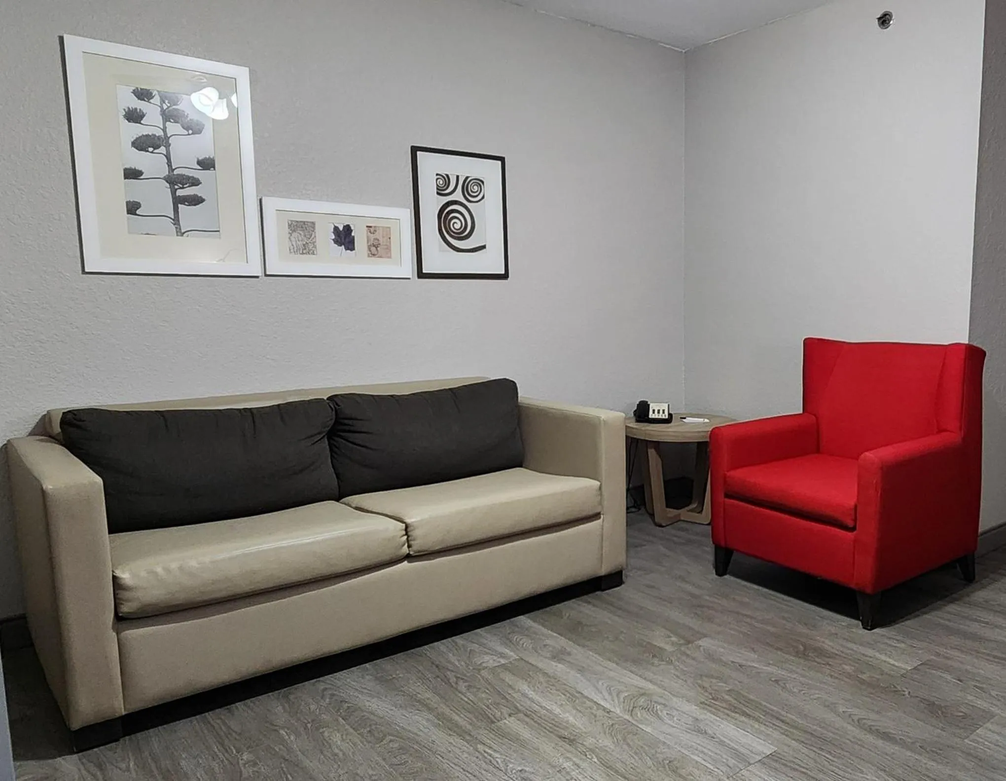 Seating area in Country Inn & Suites by Radisson, Topeka West, KS