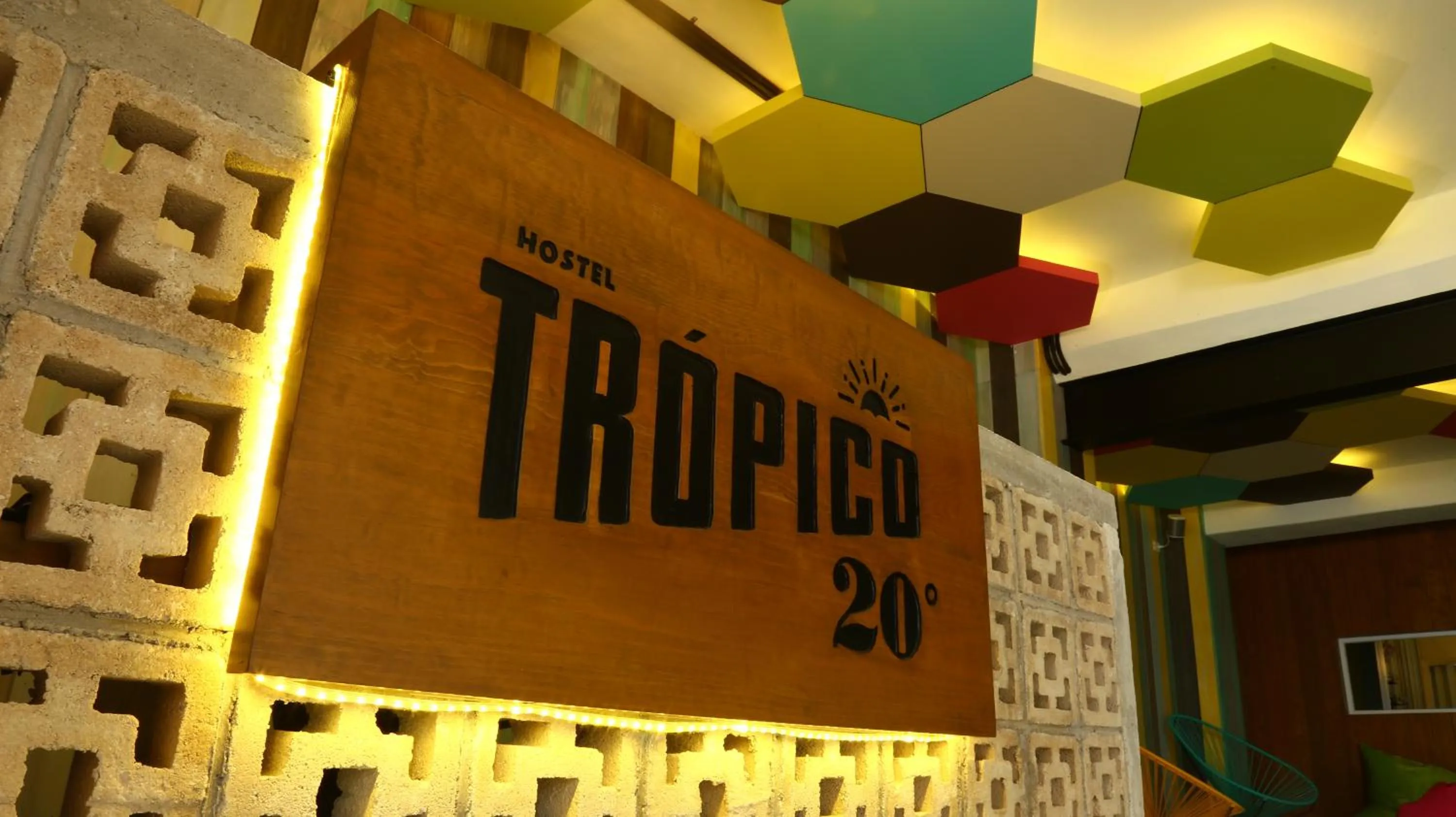 Property logo or sign in Hostel Frente al Mar Tropico 20º