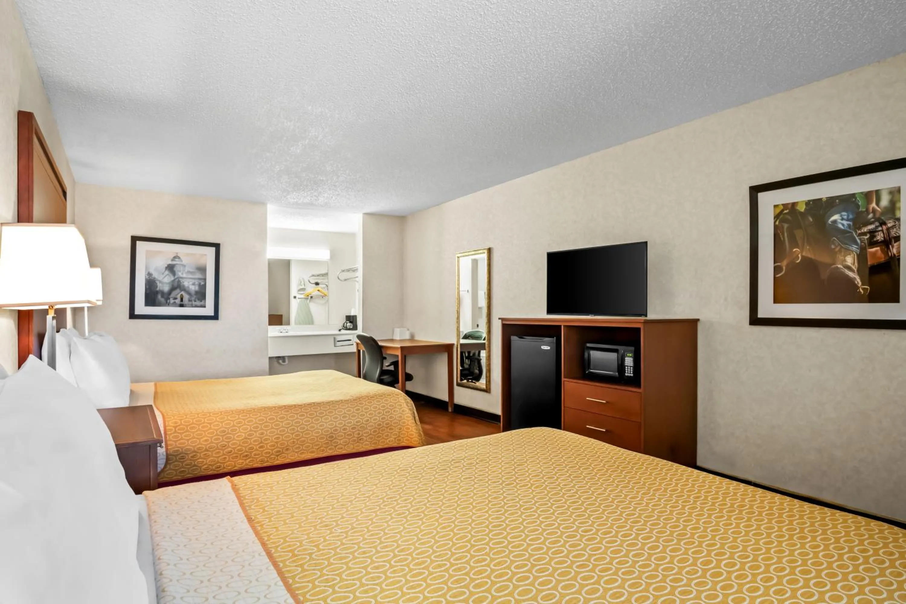 Bed in Americas Best Value Inn Midlothian