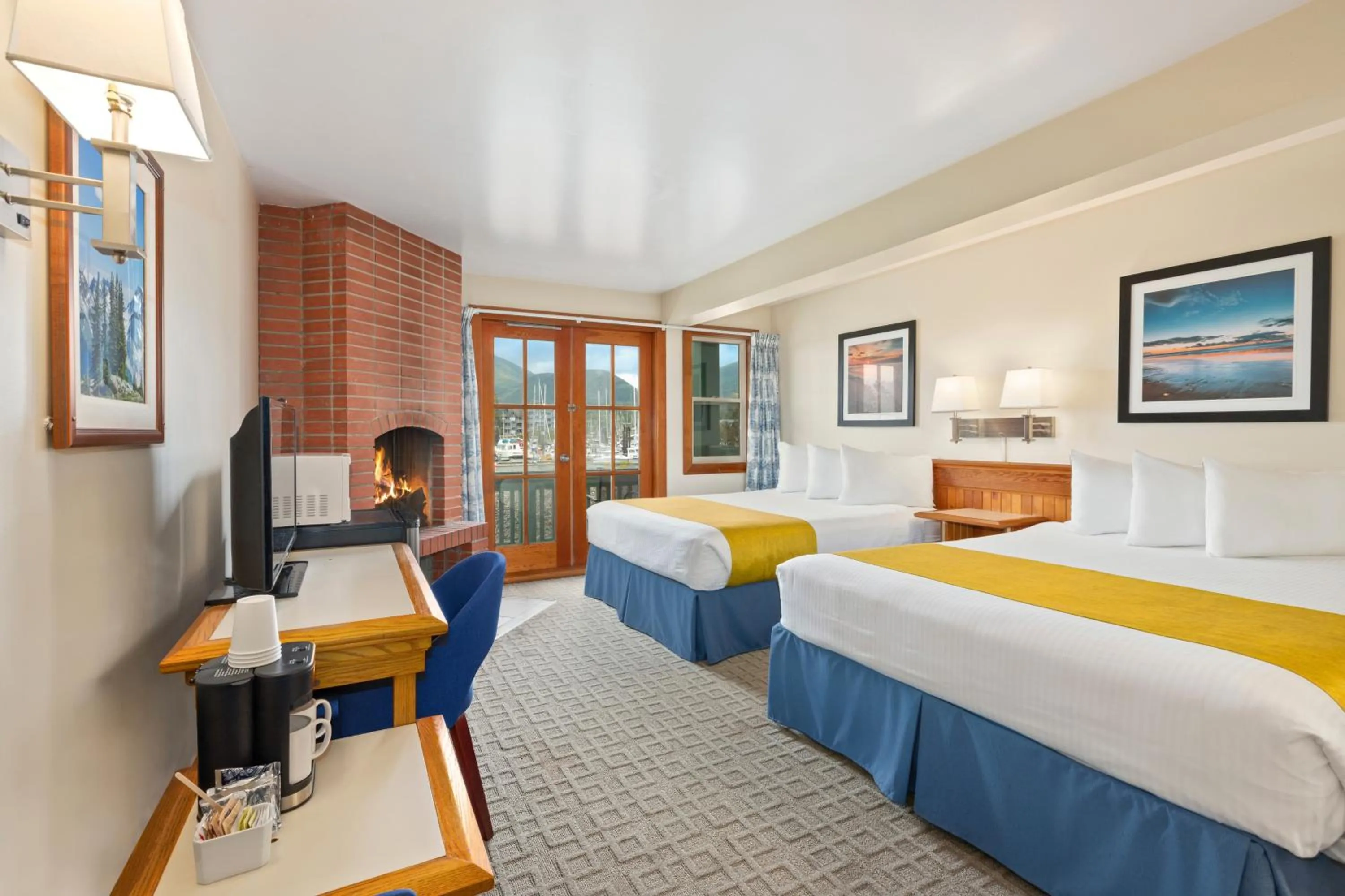 Bedroom, Bed in Canadian Princess Lodge & Marina