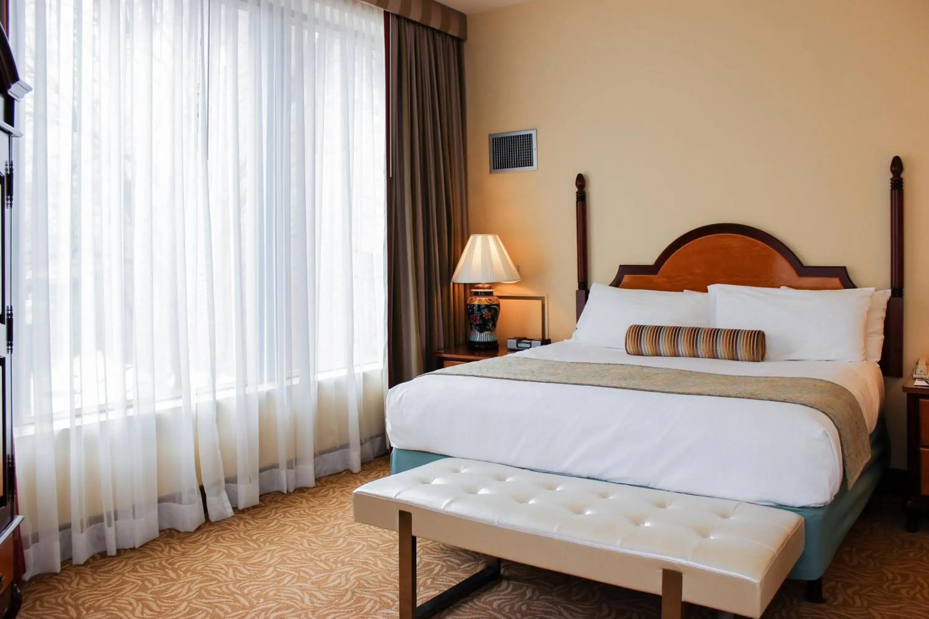 One-Bedroom Premier King Suite - Non-Smoking in Hotel Providence One-Bedroom Premier King Suite - Non-Smoking in Hotel Providence