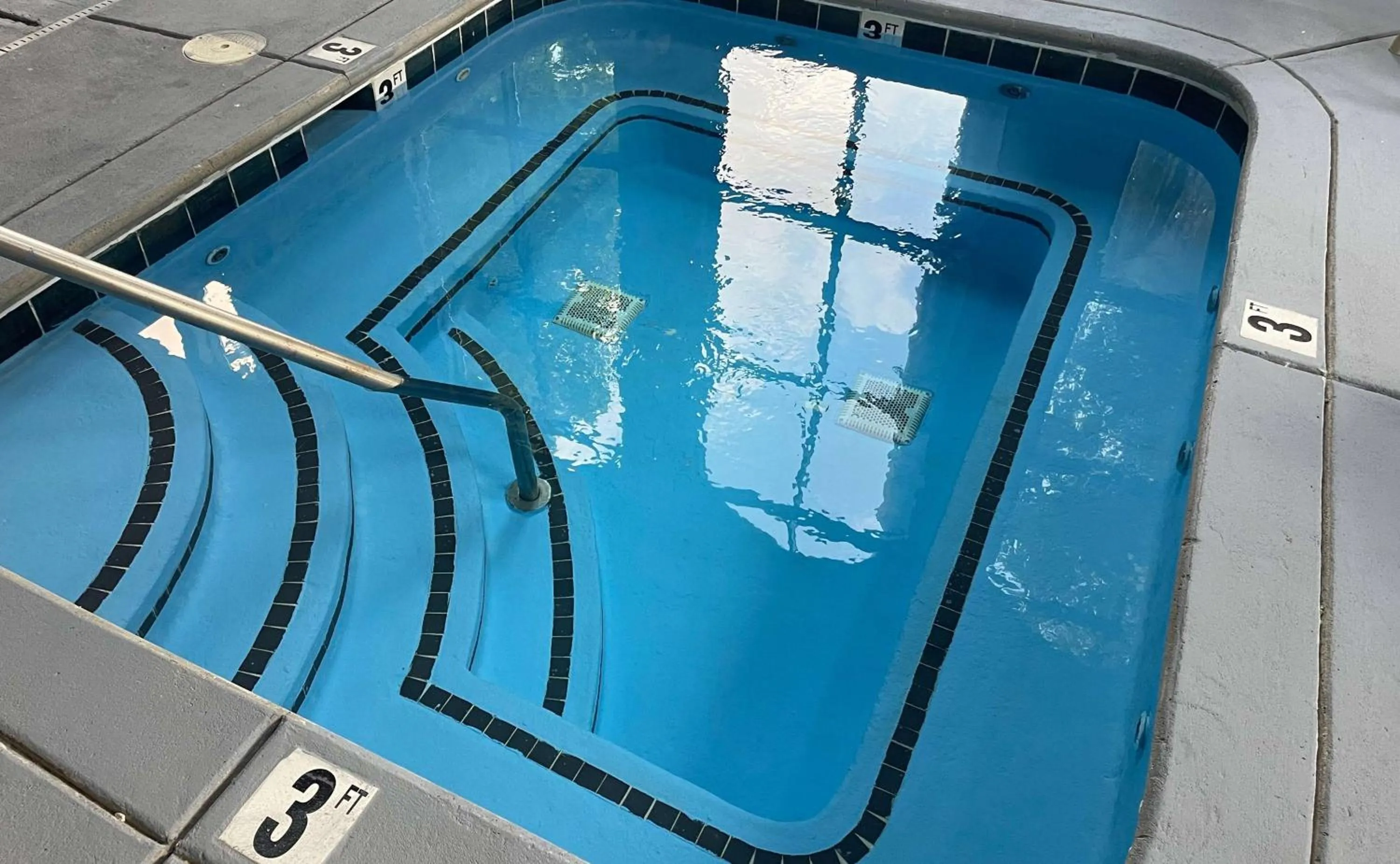 Pool view in Days Inn & Suites by Wyndham Murfreesboro