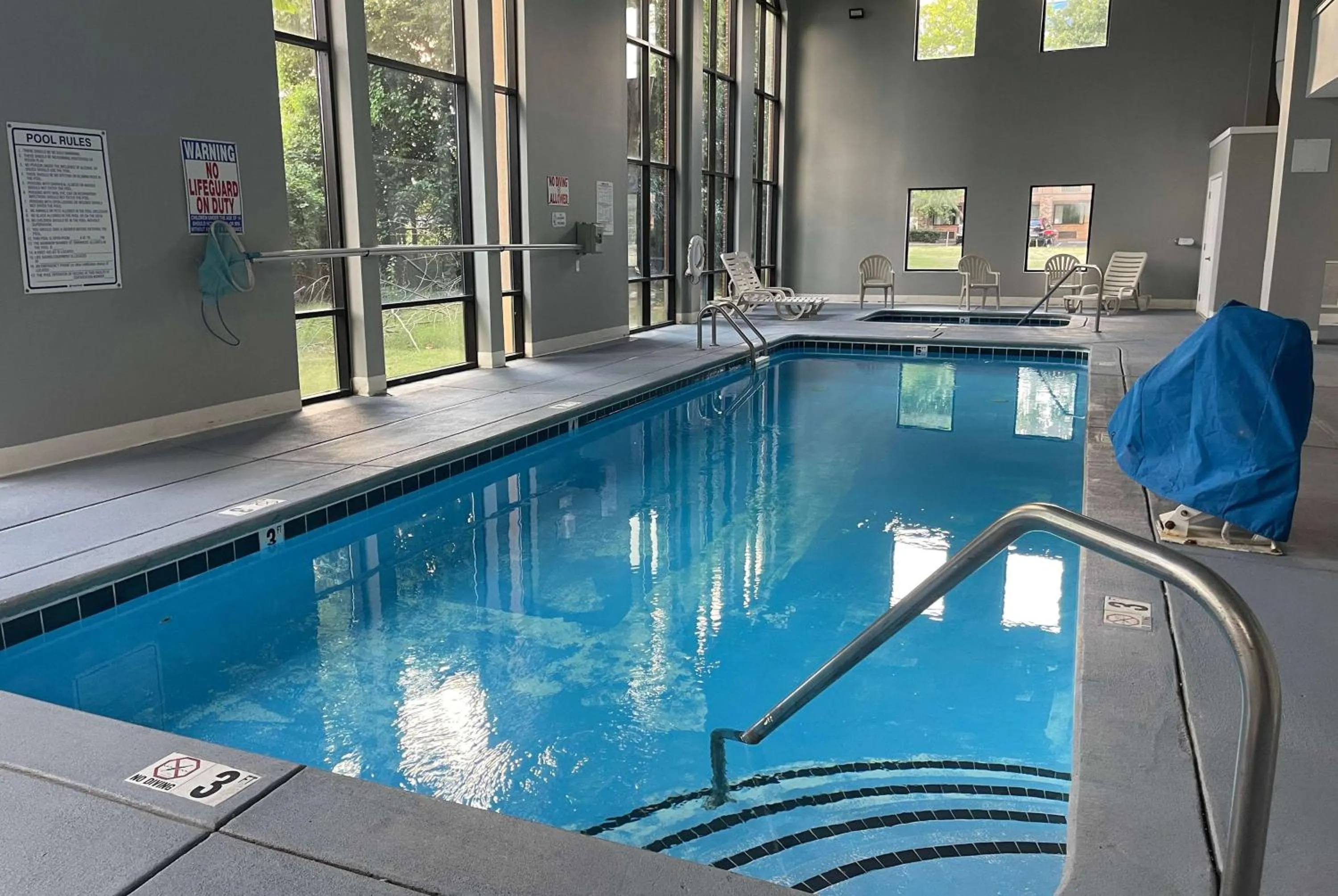 Pool view in Days Inn & Suites by Wyndham Murfreesboro
