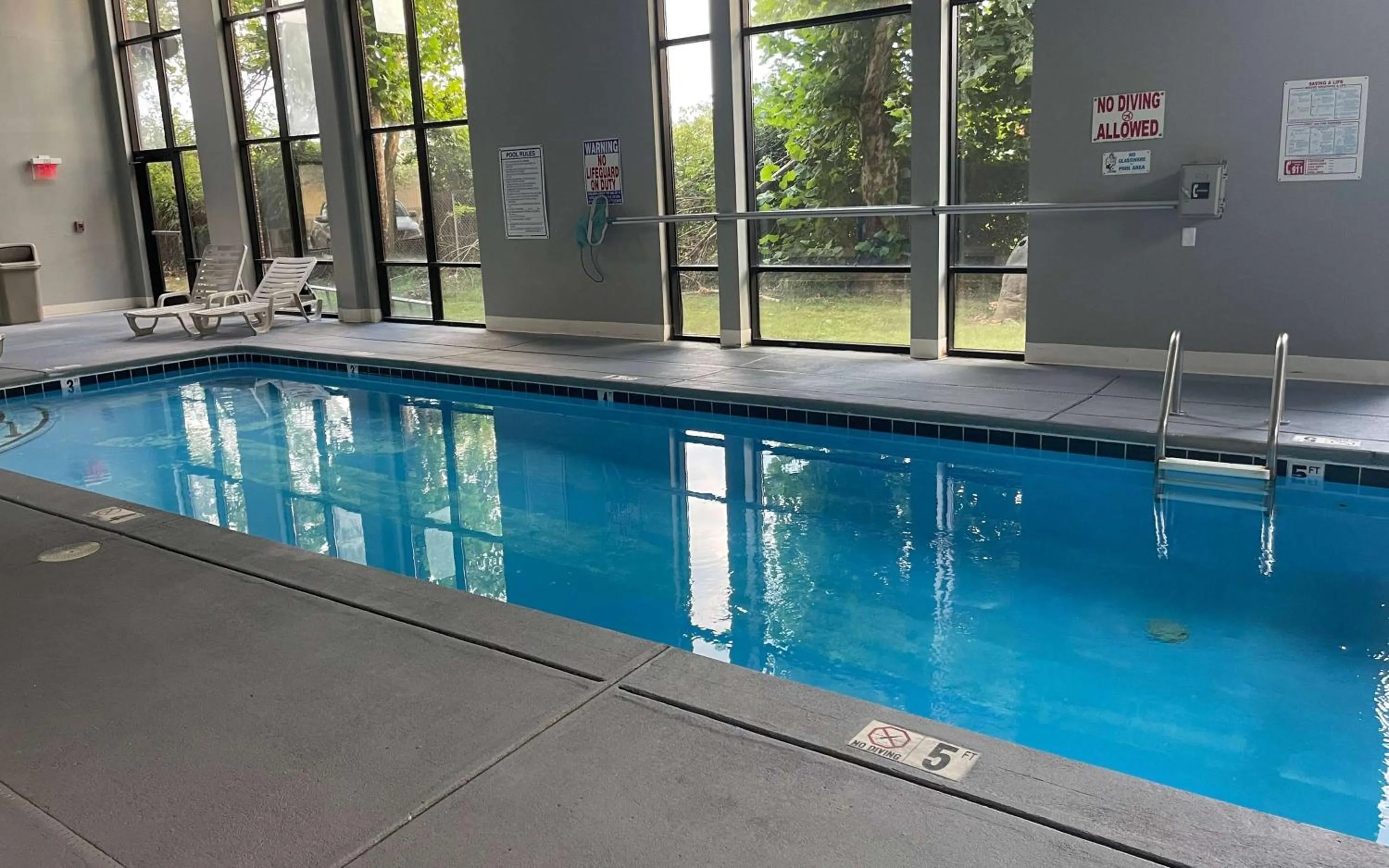 Pool view in Days Inn & Suites by Wyndham Murfreesboro