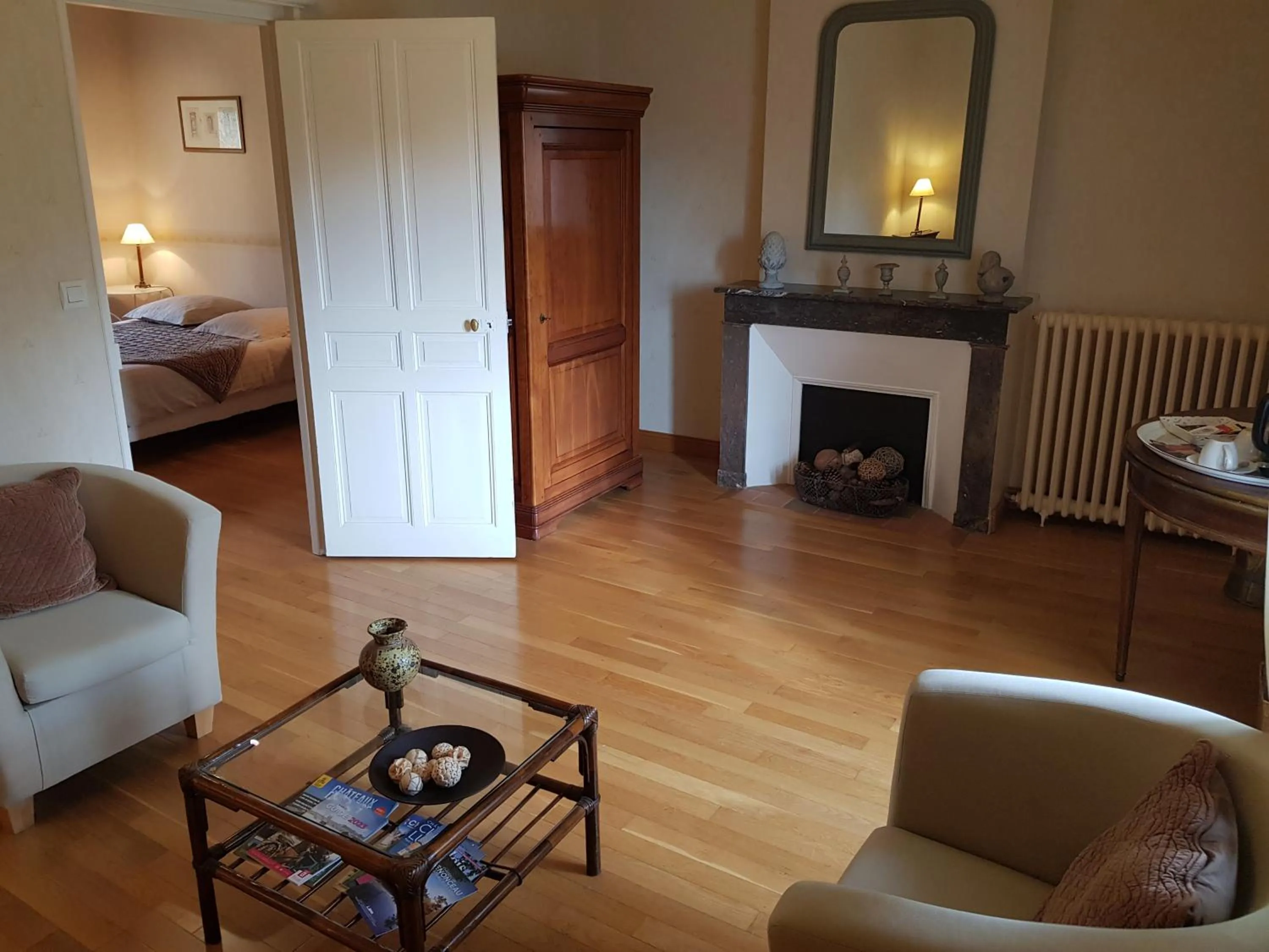 Living room, Bed in La Taille de Biou