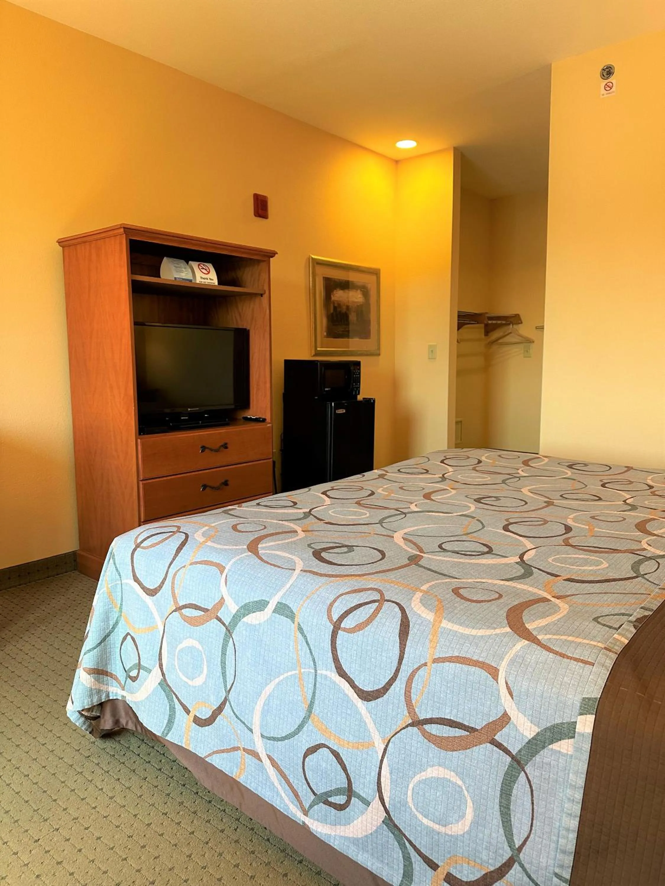 Bedroom, Bed in Super 8 by Wyndham Topeka at Forbes Landing