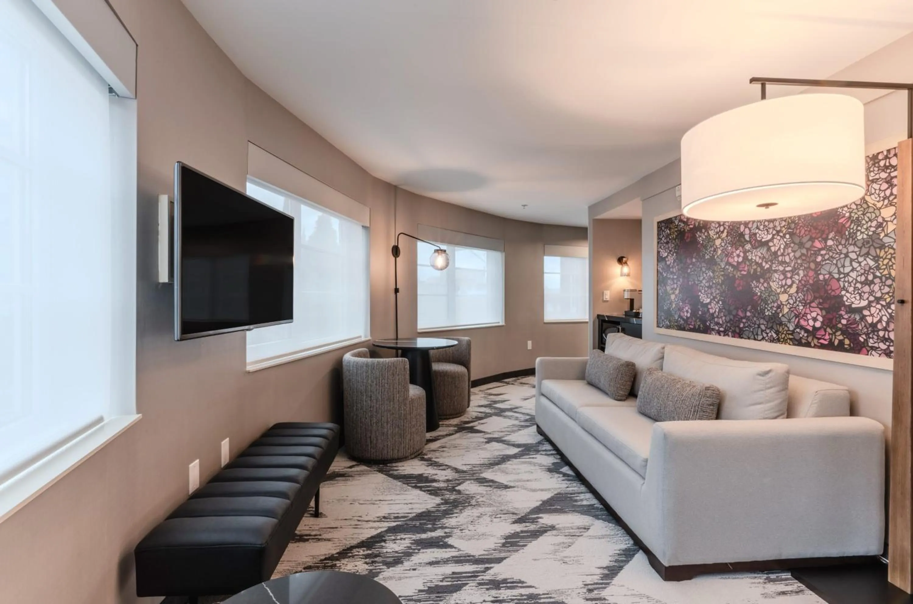 TV and multimedia in Silver Cloud Hotel - Seattle Broadway