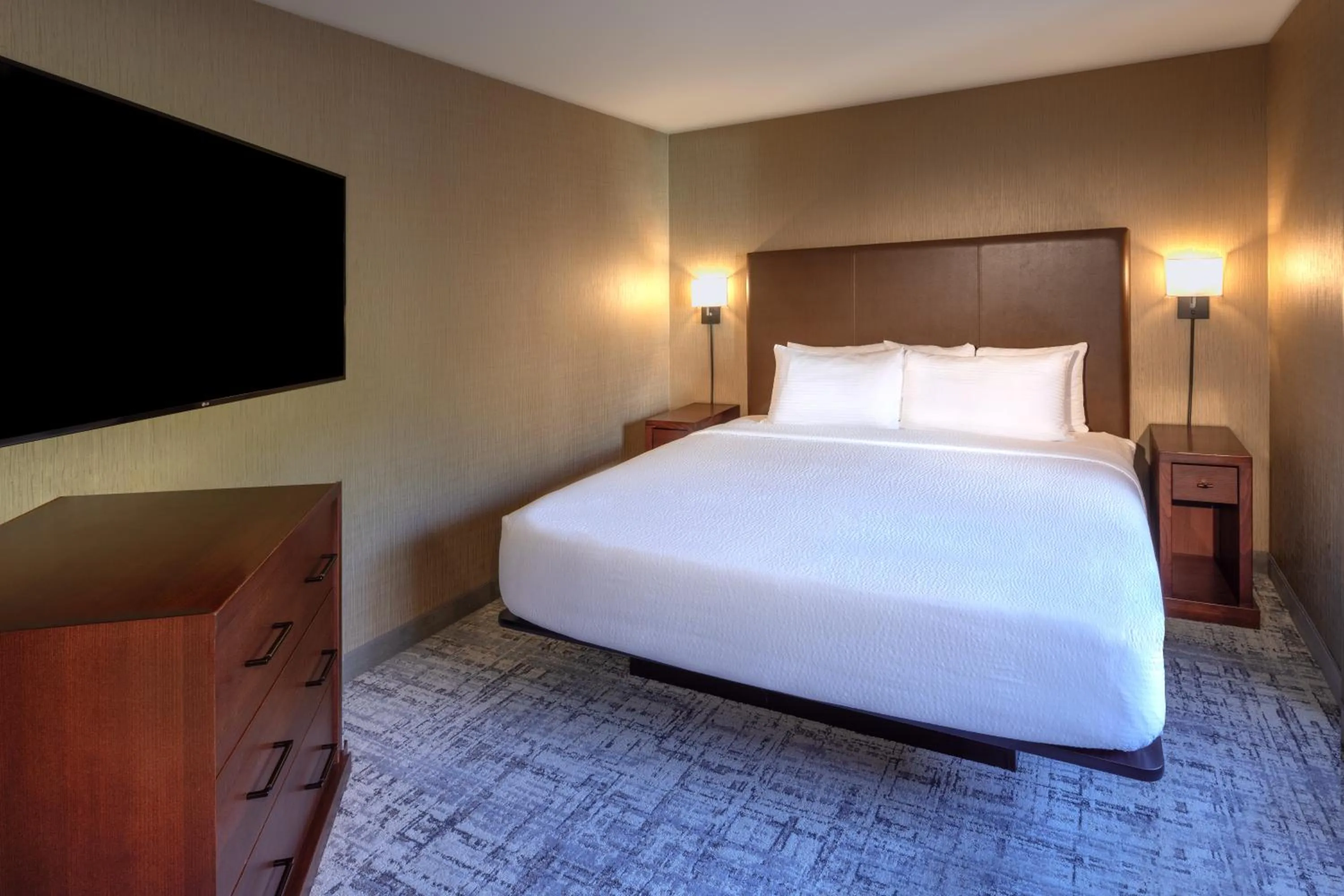 Bed in Silver Cloud Hotel - Seattle Lake Union