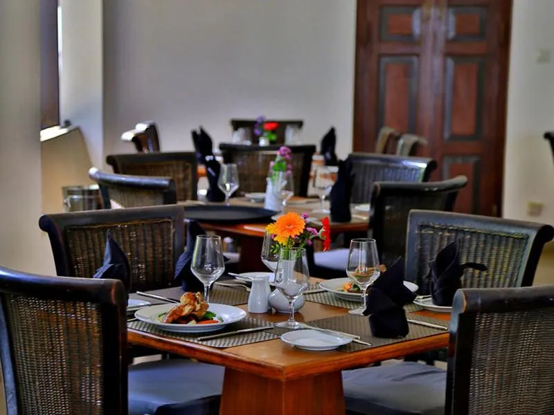 Restaurant/places to eat in St.Lachlan Hotel & Suites