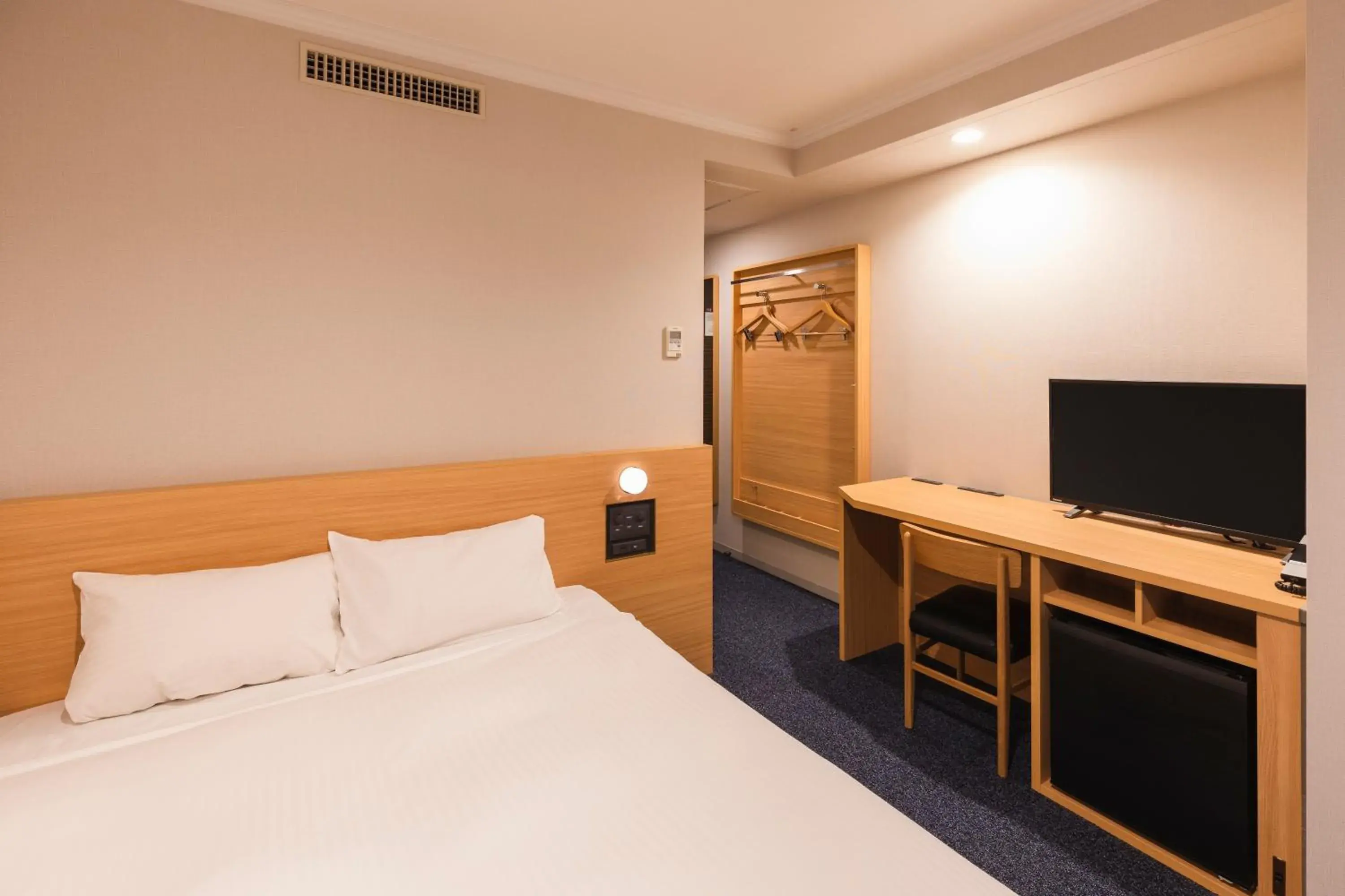 Standard Double Room with Balcony on Upper Floor - single occupancy - Non-Smoking in Sotetsu Fresa Inn Tokyo-Akasaka Standard Double Room with Balcony on Upper Floor - single occupancy - Non-Smoking in Sotetsu Fresa Inn Tokyo-Akasaka