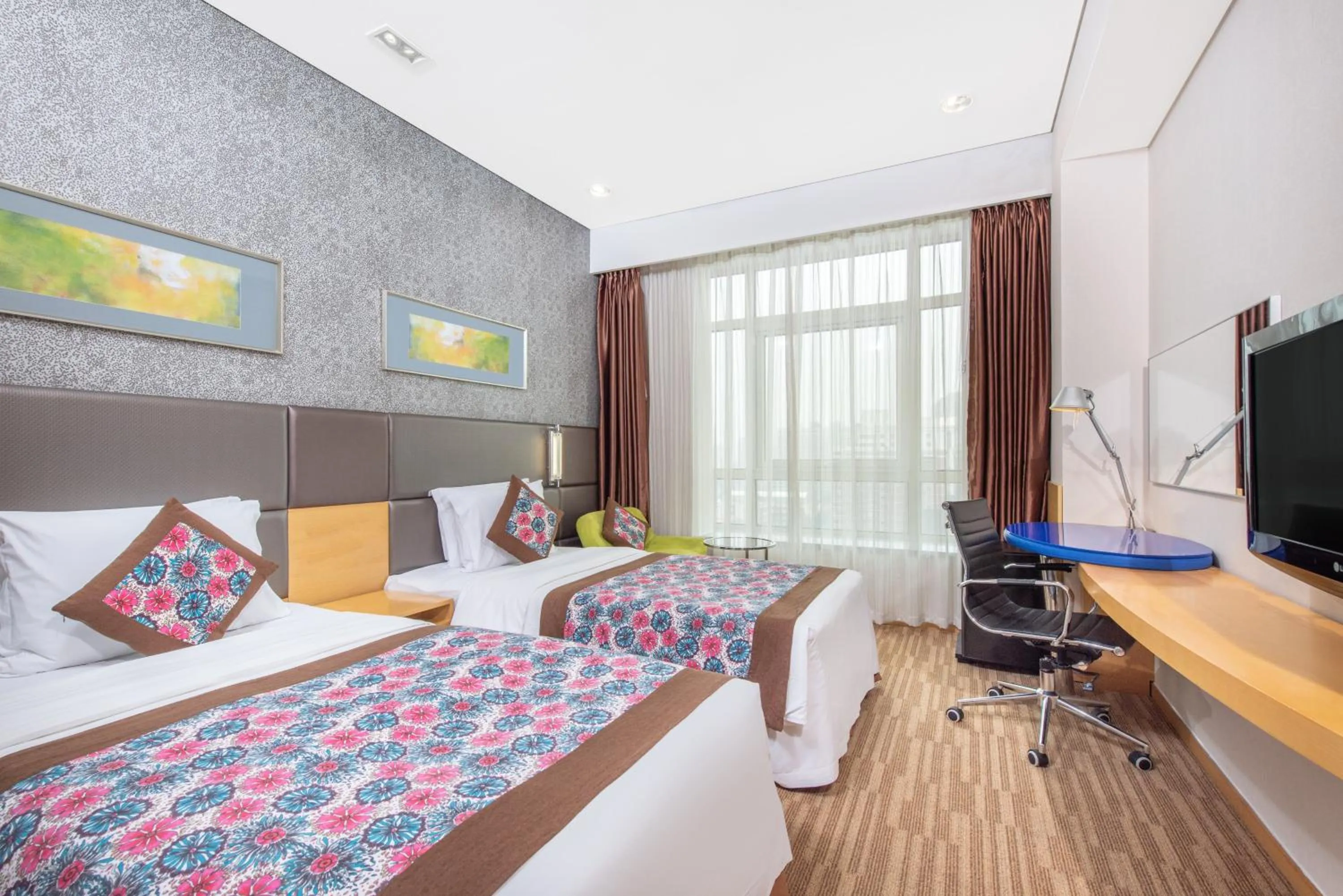 Photo of the whole room, Bed in Holiday Inn Express Beijing Dongzhimen by IHG