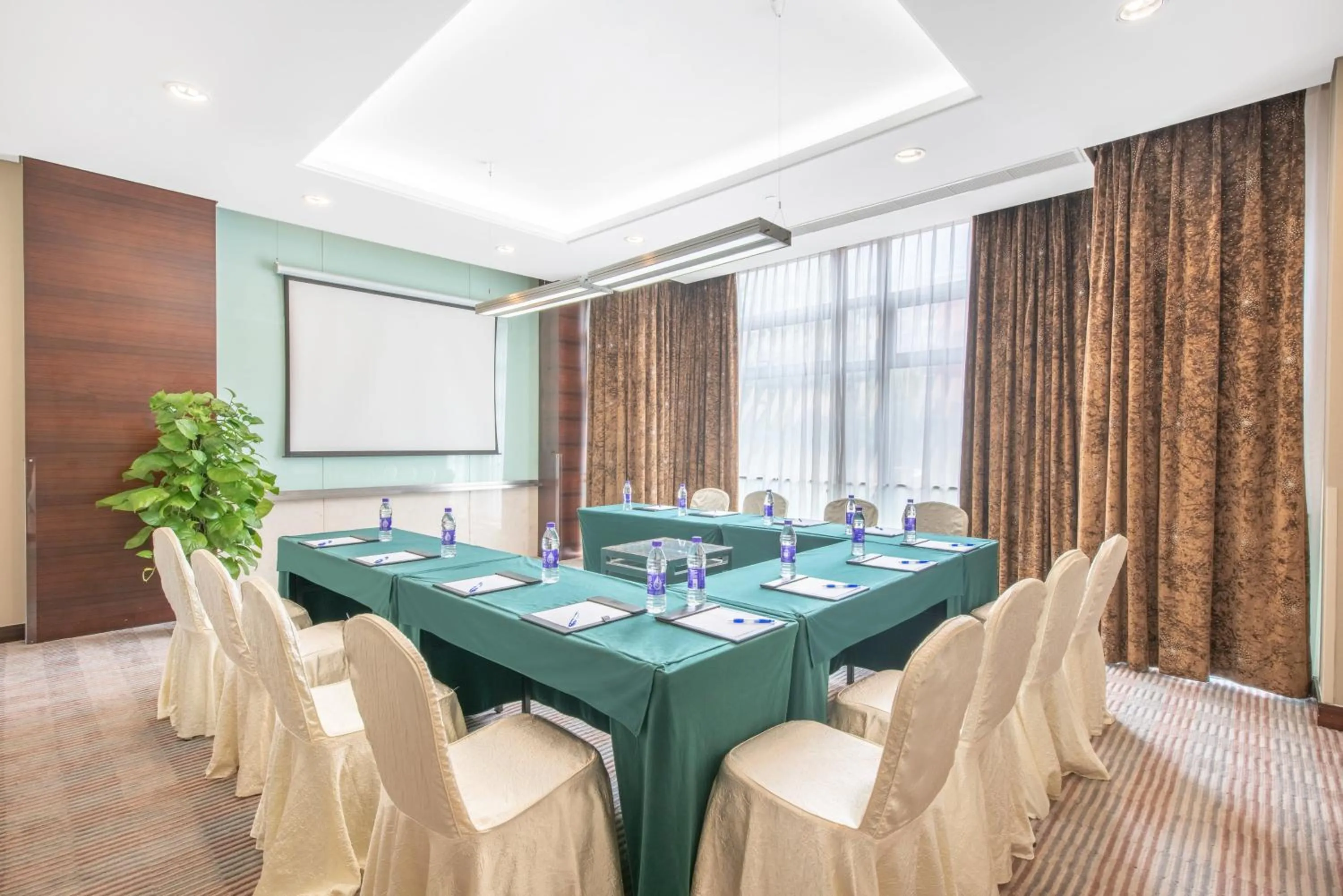 Meeting/conference room in Holiday Inn Express Beijing Dongzhimen by IHG