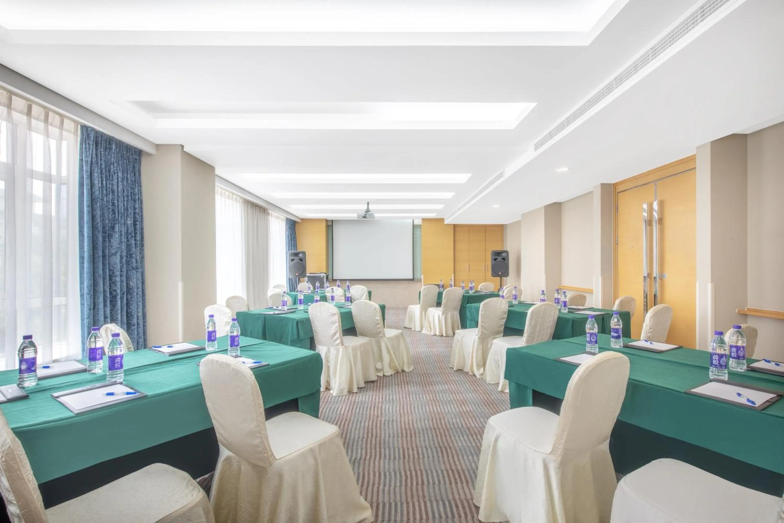 Meeting/conference room in Holiday Inn Express Beijing Dongzhimen by IHG