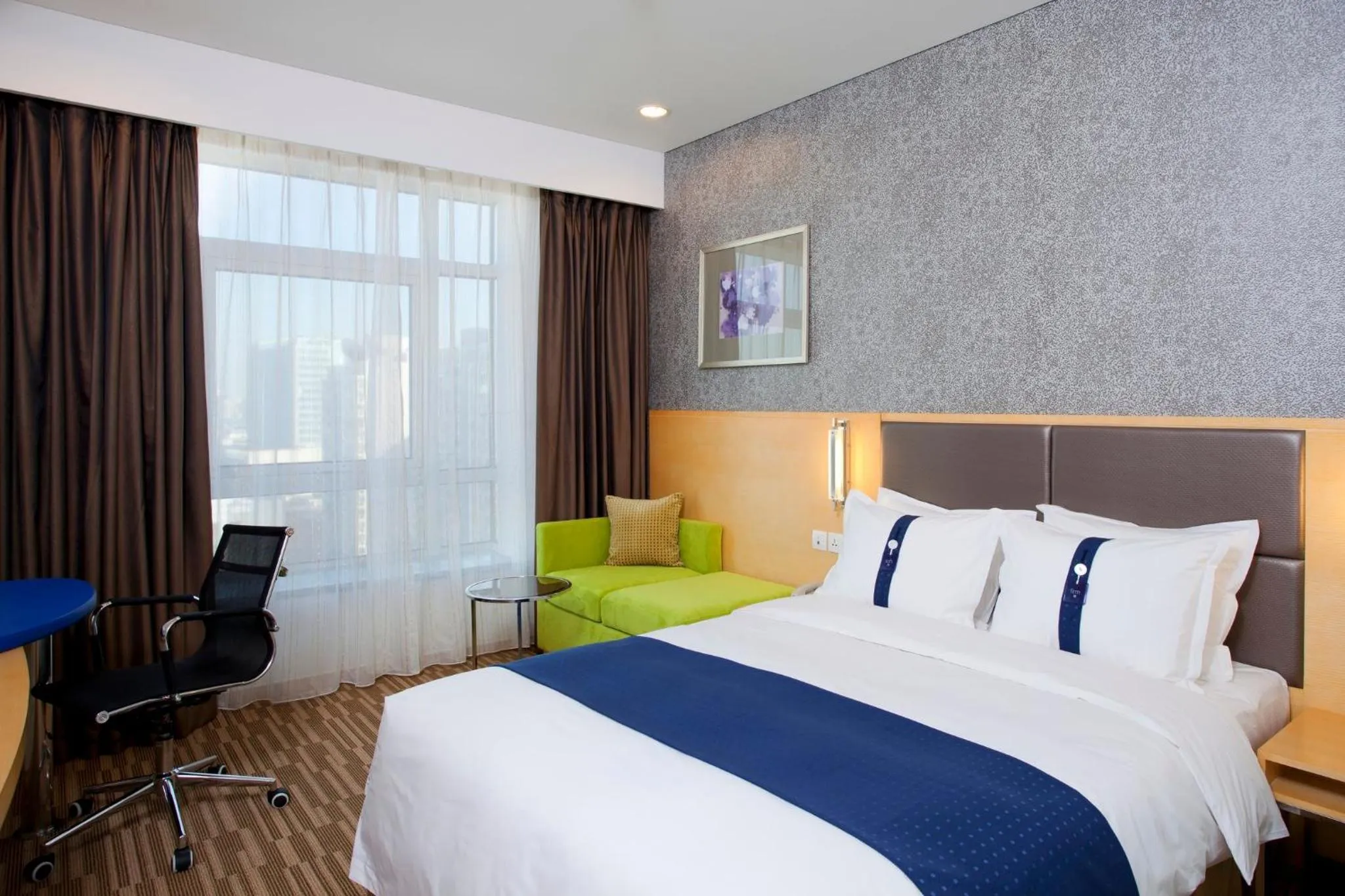 Photo of the whole room, Bed in Holiday Inn Express Beijing Dongzhimen by IHG