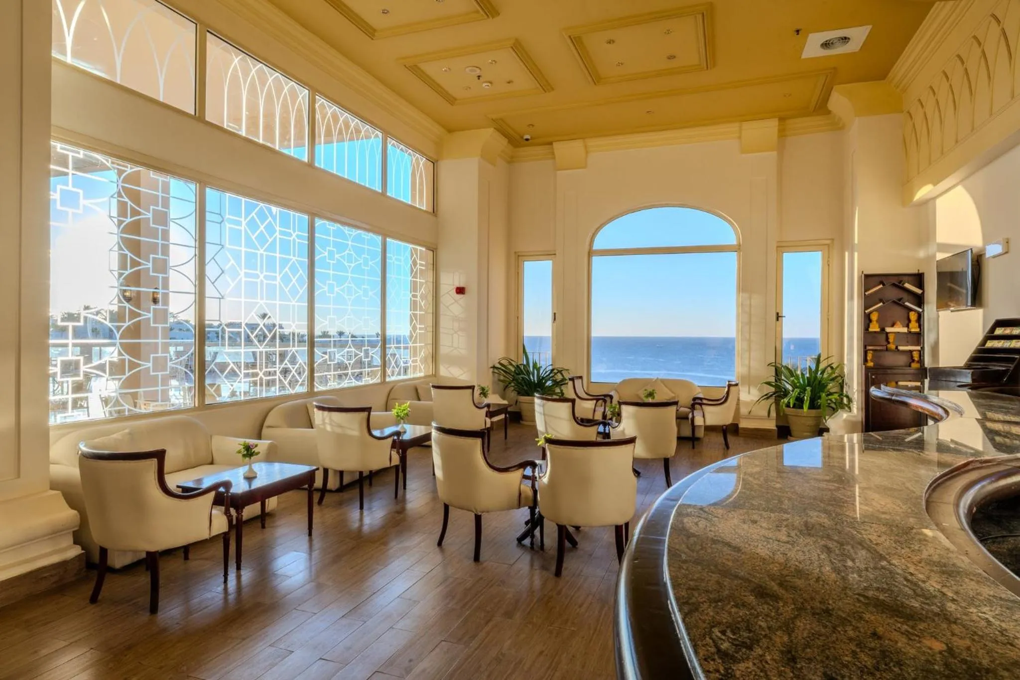 Lounge or bar in Continental Plaza Beach Resort