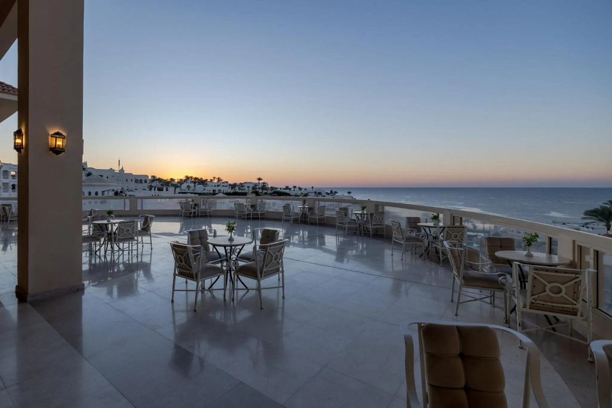 Lounge or bar in Continental Plaza Beach Resort