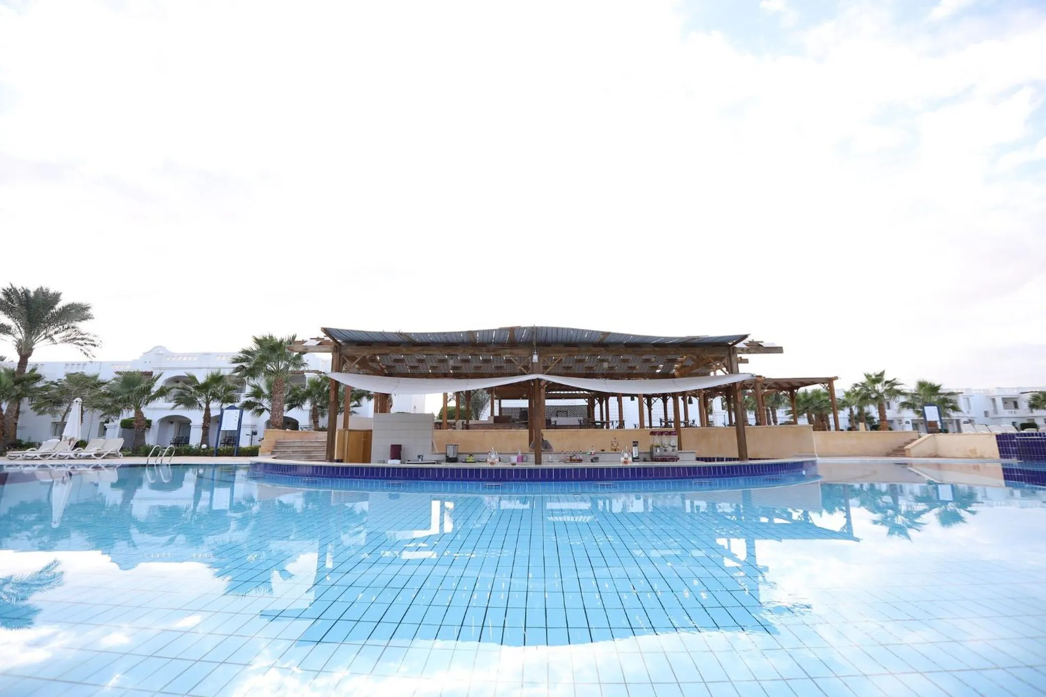 Lounge or bar in Continental Plaza Beach Resort