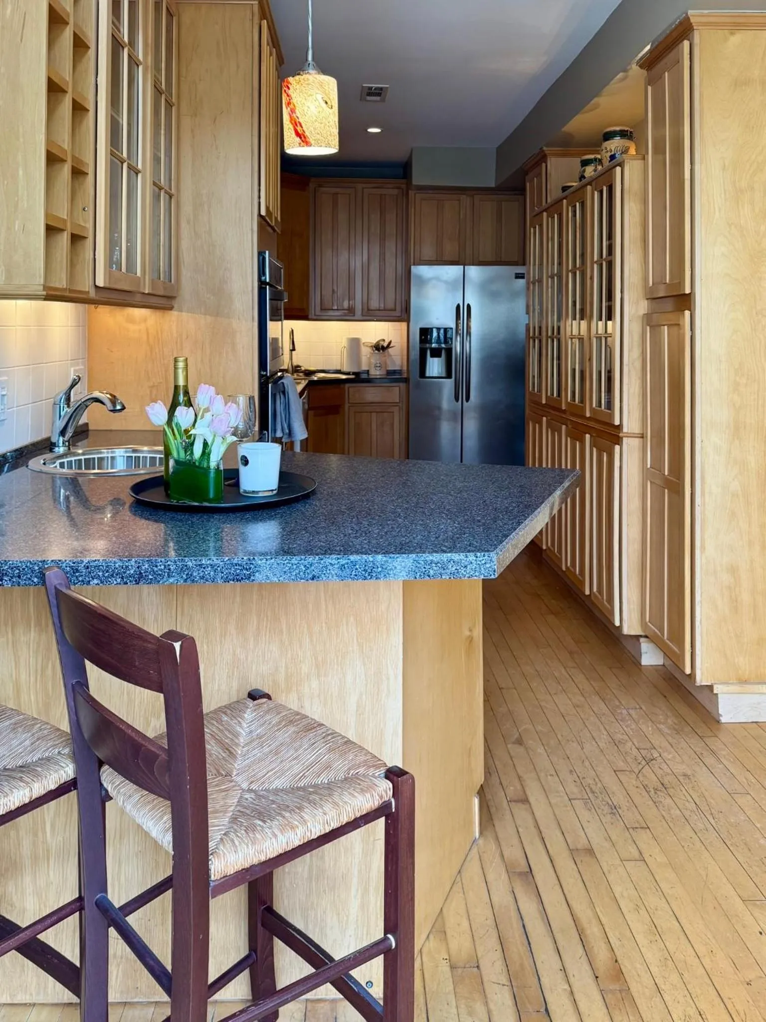 Kitchen or kitchenette in 5 Bedroom Huge House in Best Location Parking Fireplace Back Yard