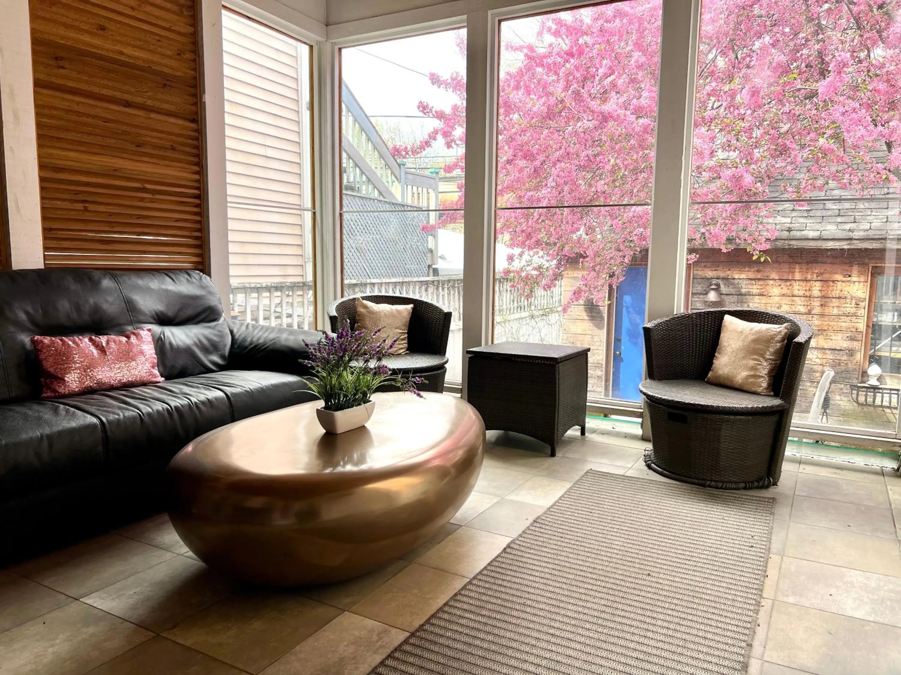 Patio in 5 Bedroom Huge House in Best Location Parking Fireplace Back Yard