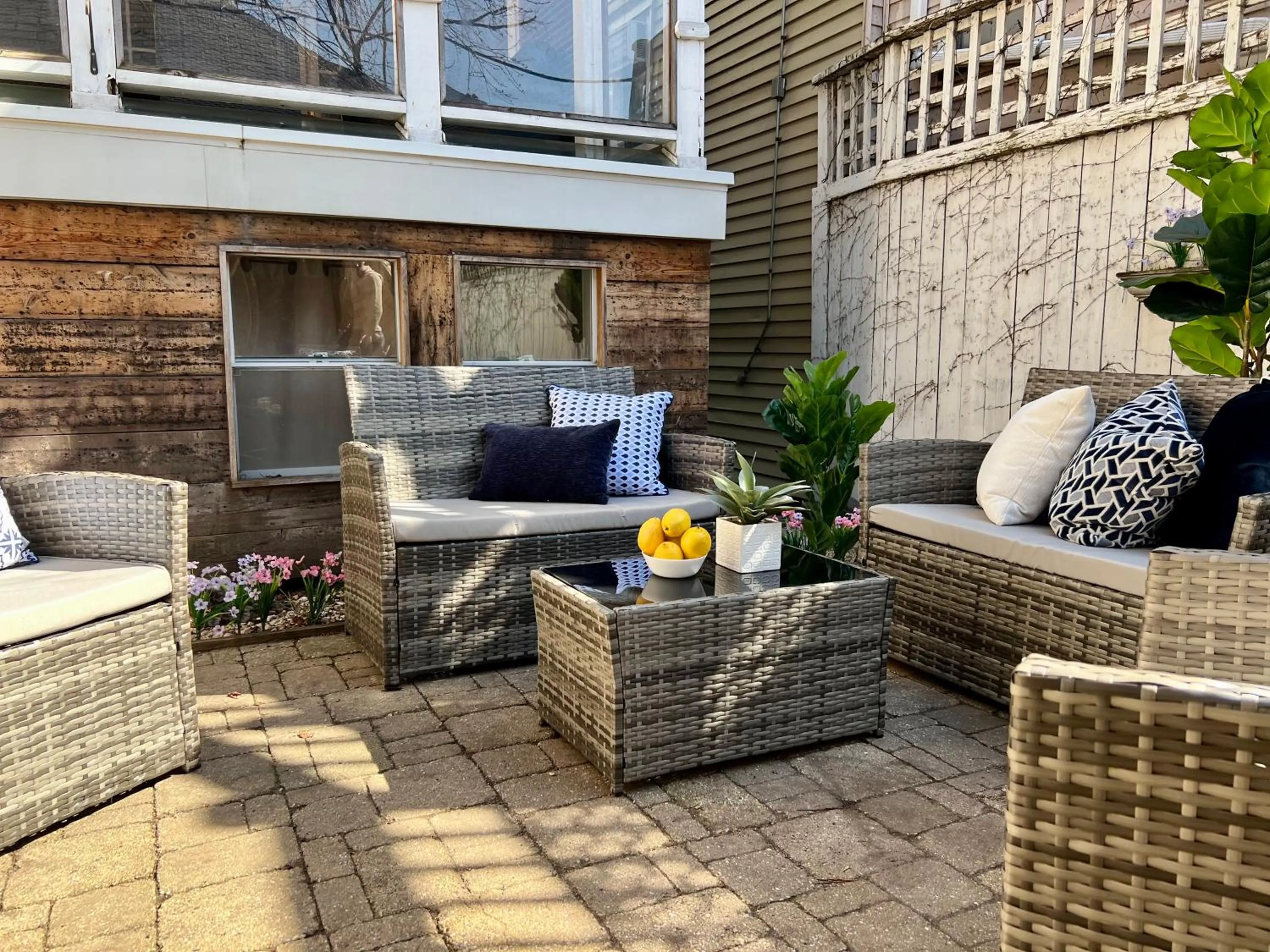 Patio in 5 Bedroom Huge House in Best Location Parking Fireplace Back Yard