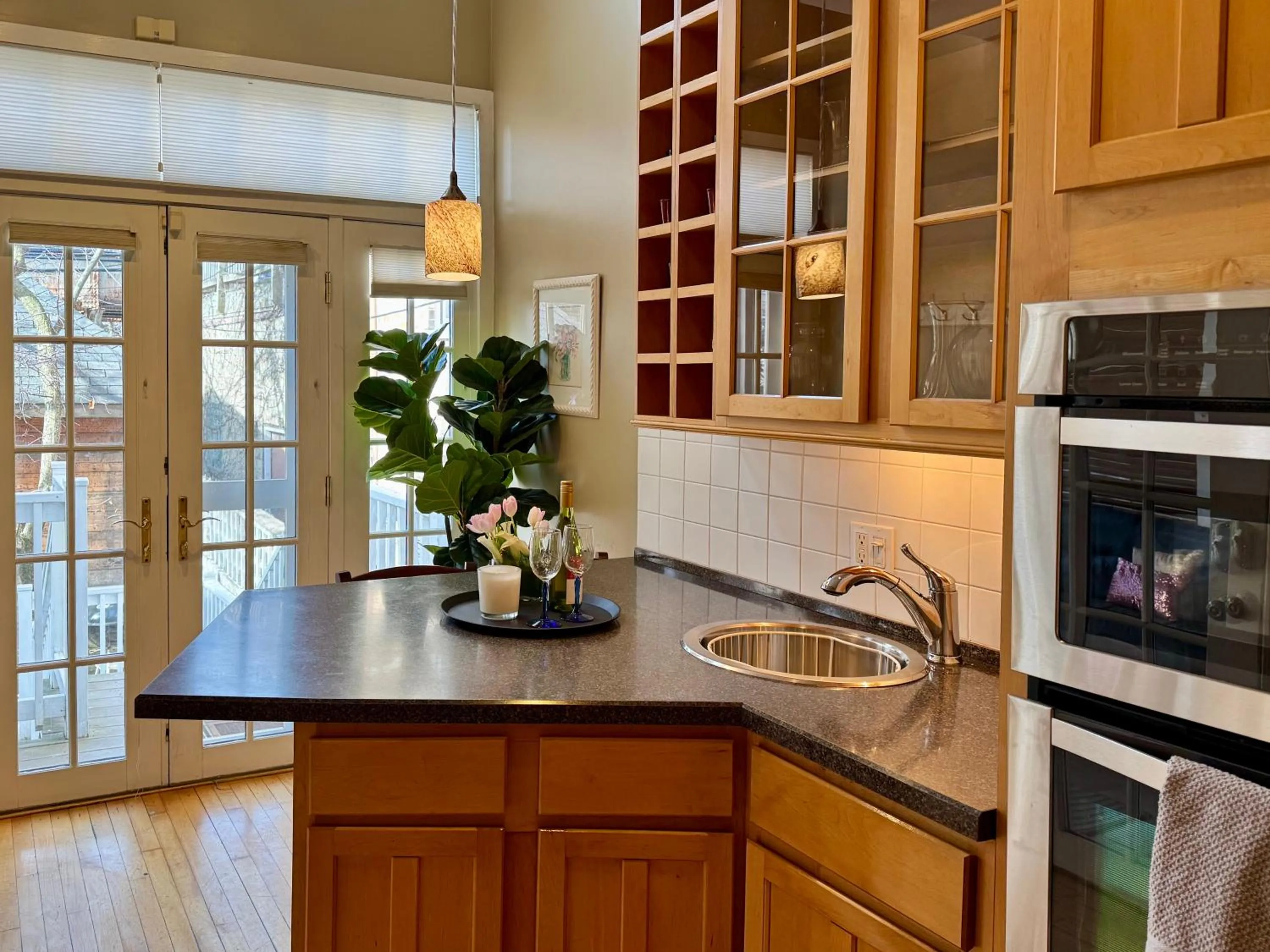 Kitchen or kitchenette in 5 Bedroom Huge House in Best Location Parking Fireplace Back Yard