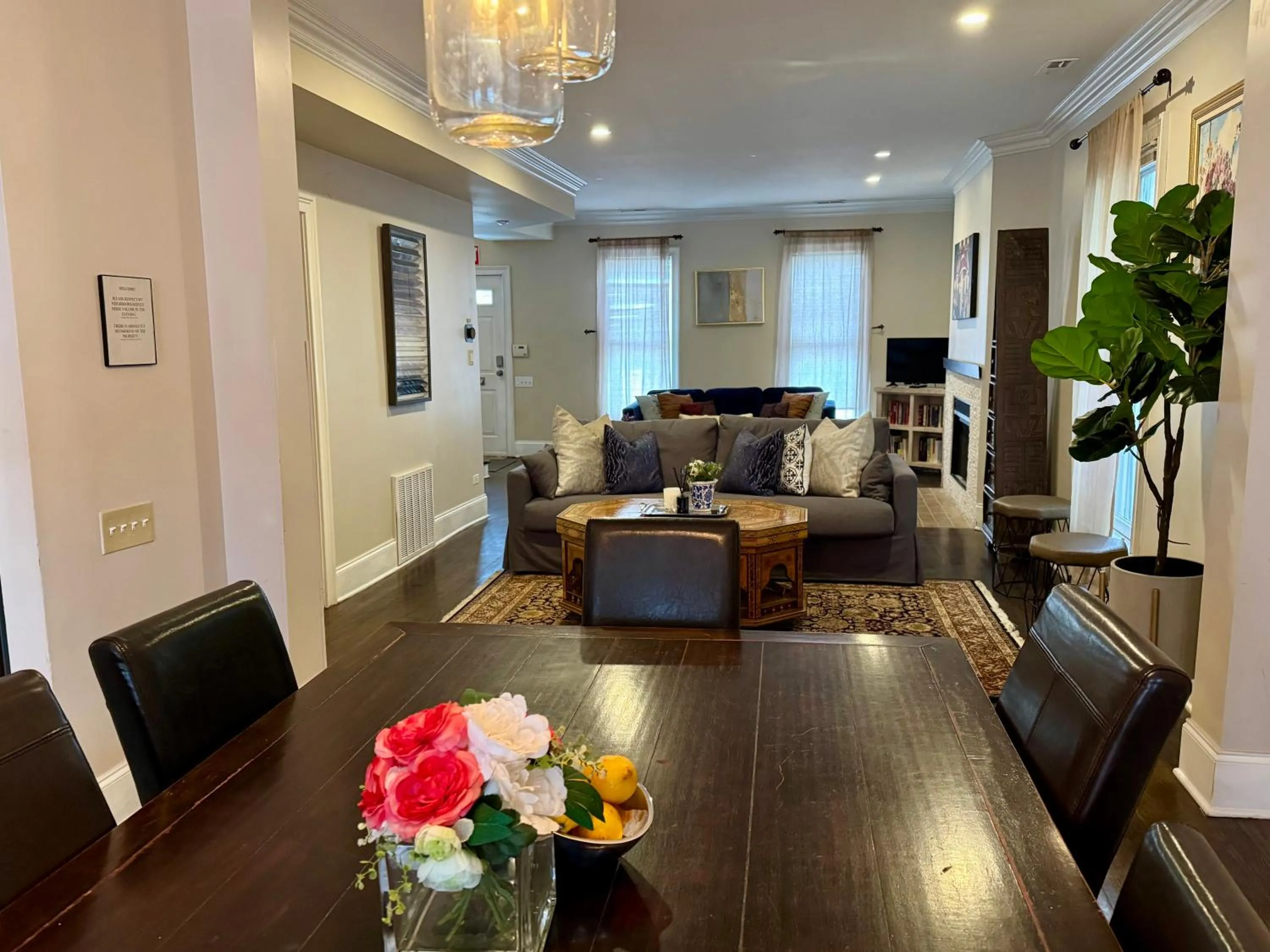 TV and multimedia in 5 Bedroom Huge House in Best Location Parking Fireplace Back Yard