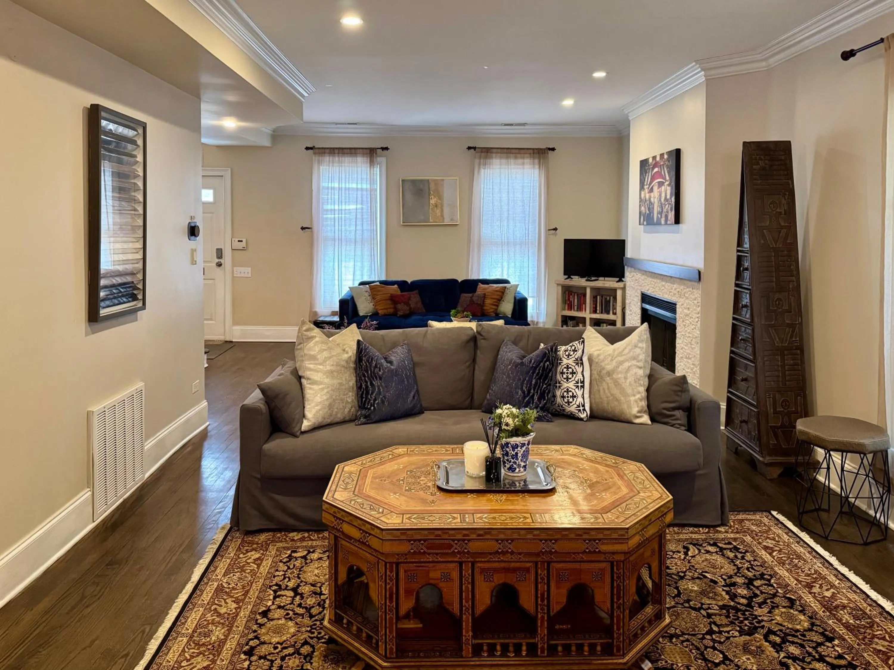 TV and multimedia in 5 Bedroom Huge House in Best Location Parking Fireplace Back Yard