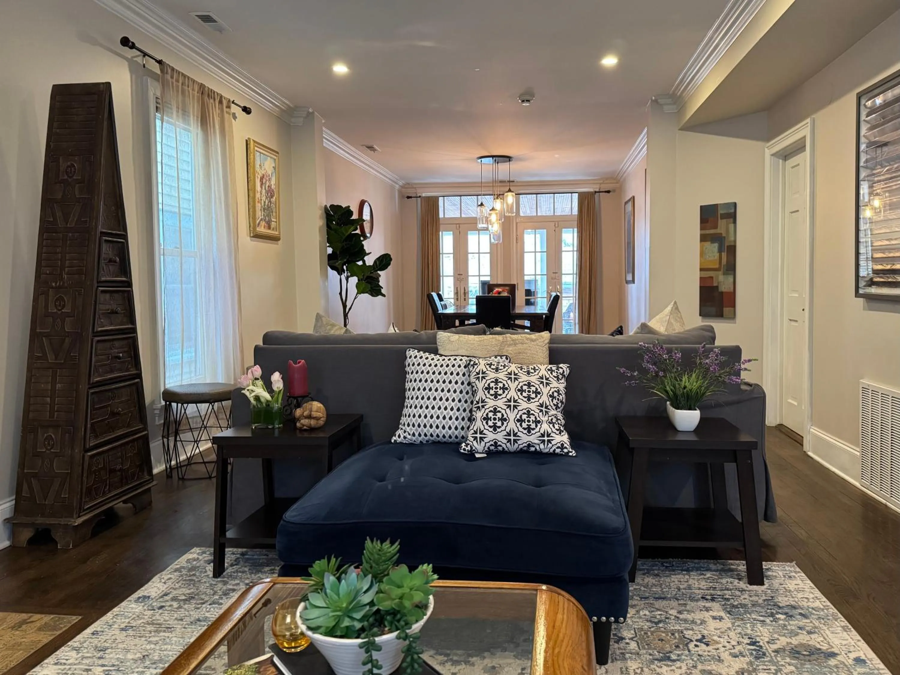 Living room in 5 Bedroom Huge House in Best Location Parking Fireplace Back Yard